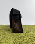 Borsa Messenger Louis Vuitton Macassar Archy Gm con finiture in pelle nera