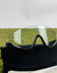 Occhiali da sole a mascherina Gucci modello con montatura nera lucida