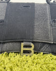 Borsa Balenciaga Hourglass Small in denim patchwork nero con logo B metallico argento