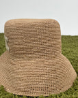 Cappello celine alla pescatora Triomphe in rafia beige