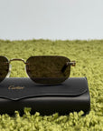 Occhiali da sole Cartier CT0622S con aste in acetato nero con un dettaglio dorato a forma di C