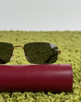 Occhiali Gucci Montatura oro con aste nere e lenti grigie