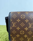 Borsa Messenger Louis Vuitton Macassar Archy Gm con finiture in pelle nera