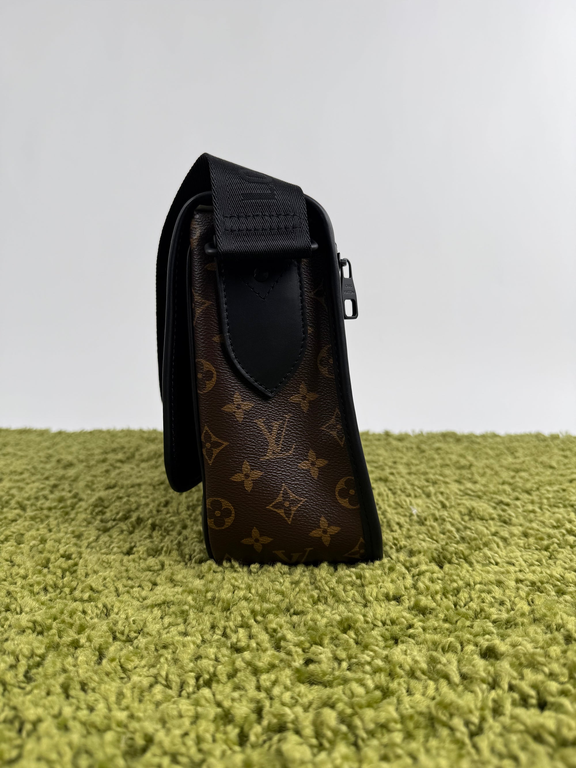 Borsa Messenger Louis Vuitton Macassar Archy Gm con finiture in pelle nera