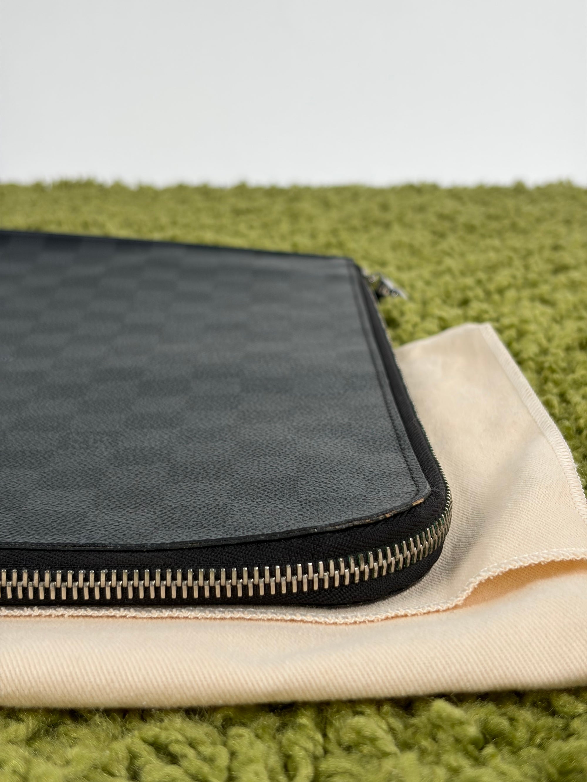 Pochette Louis vuitton voyage nera