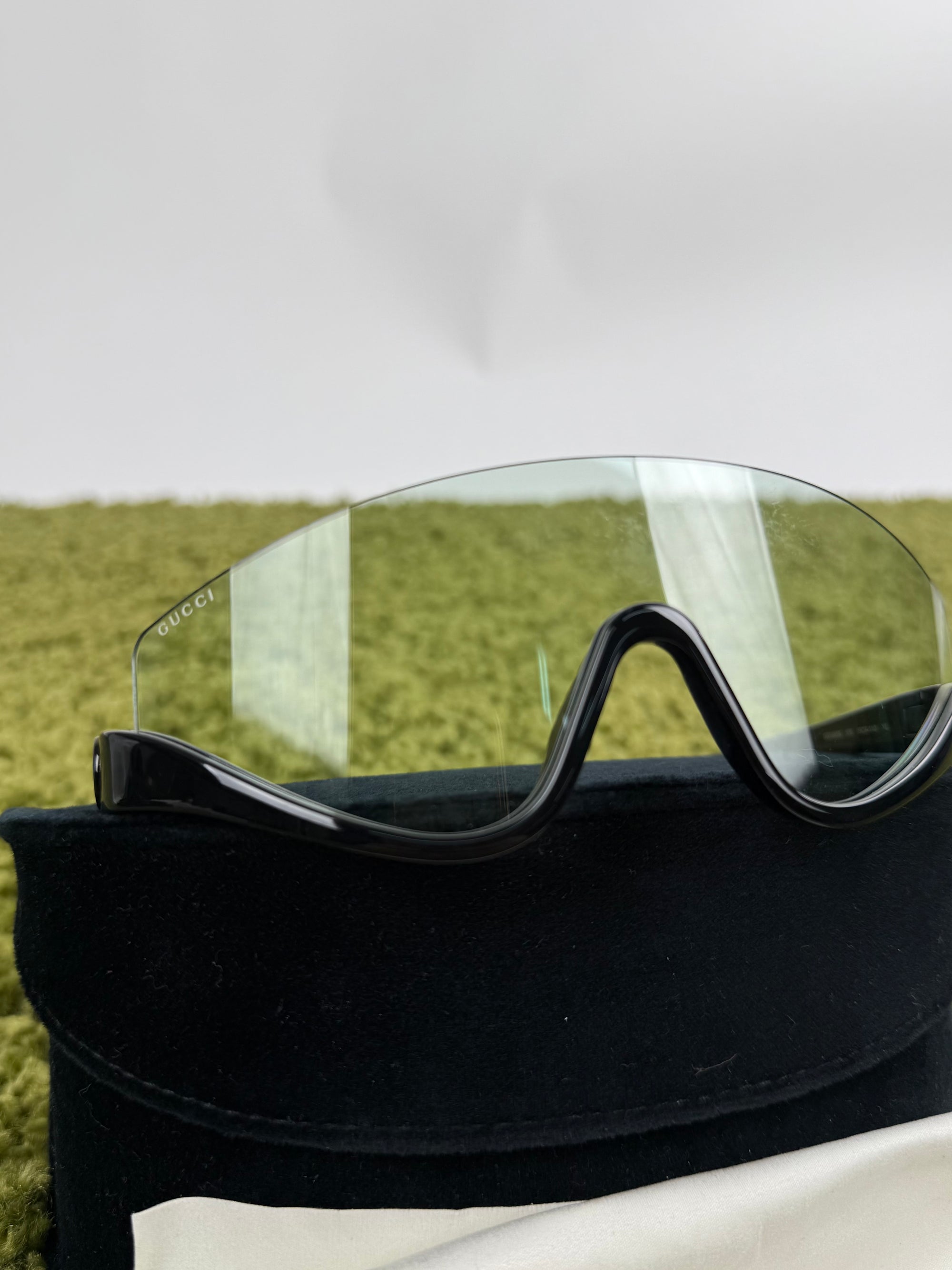 Occhiali da sole a mascherina Gucci modello con montatura nera lucida