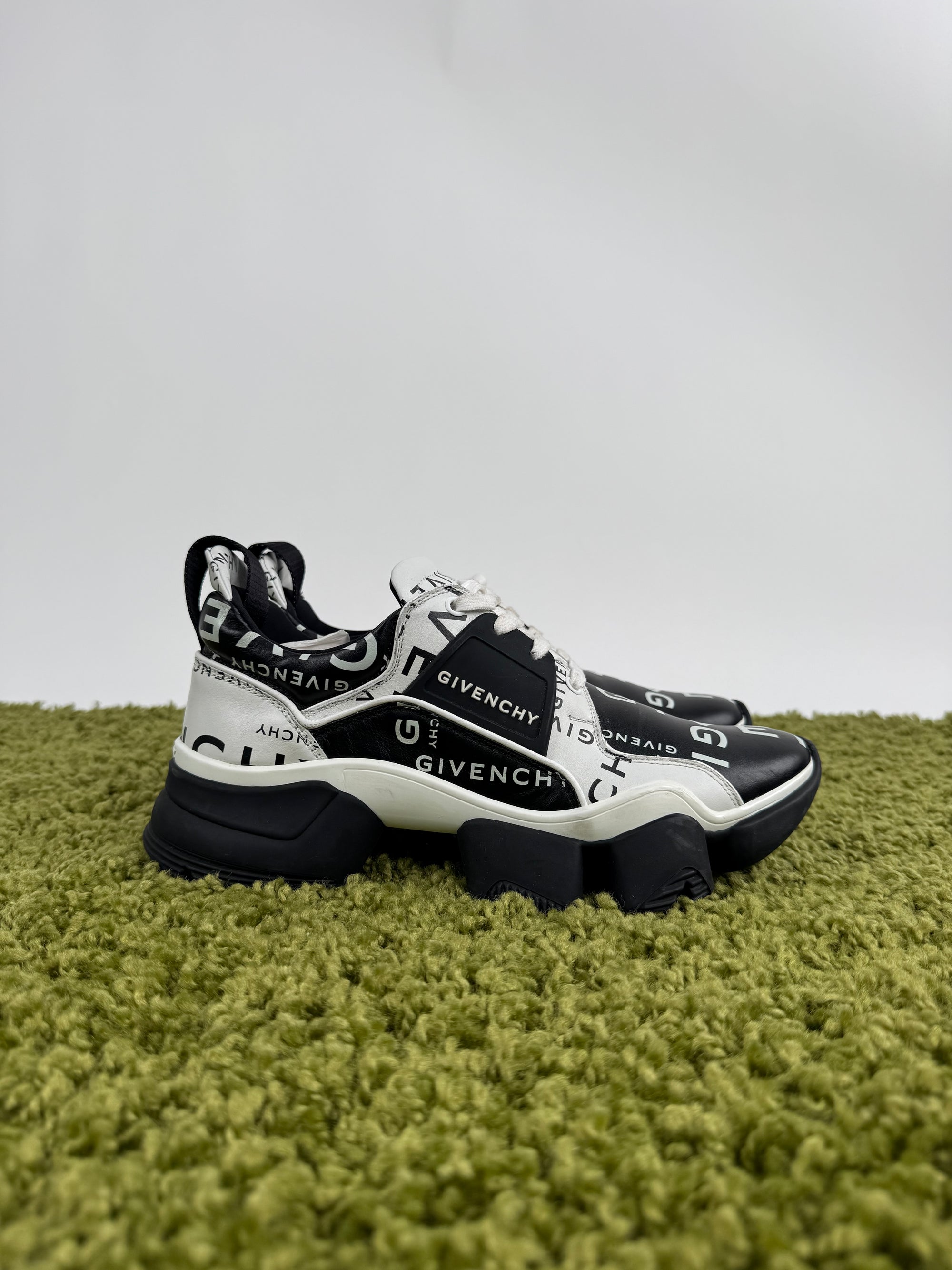 Givenchy Jaw in pelle nera e bianca 42