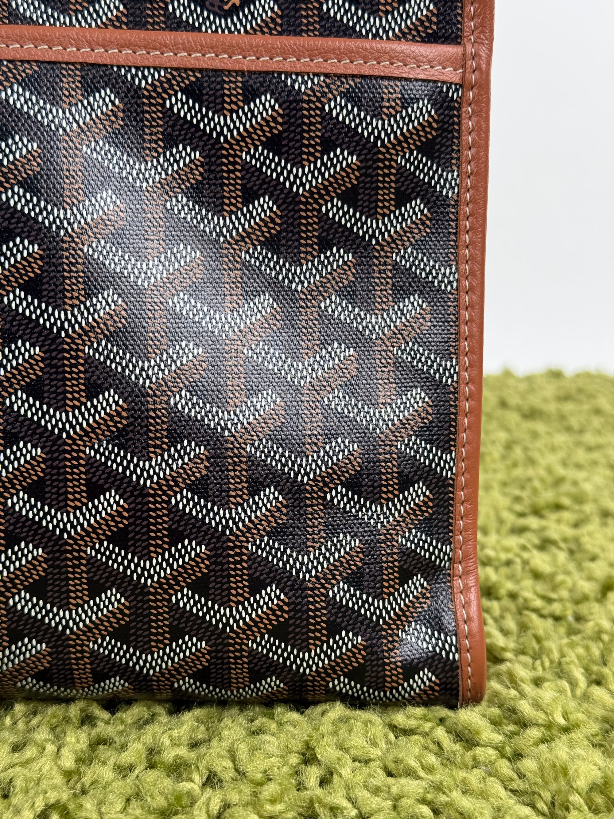 Pochette Goyard Jouvence in tela Goyardine nera con profili marroni