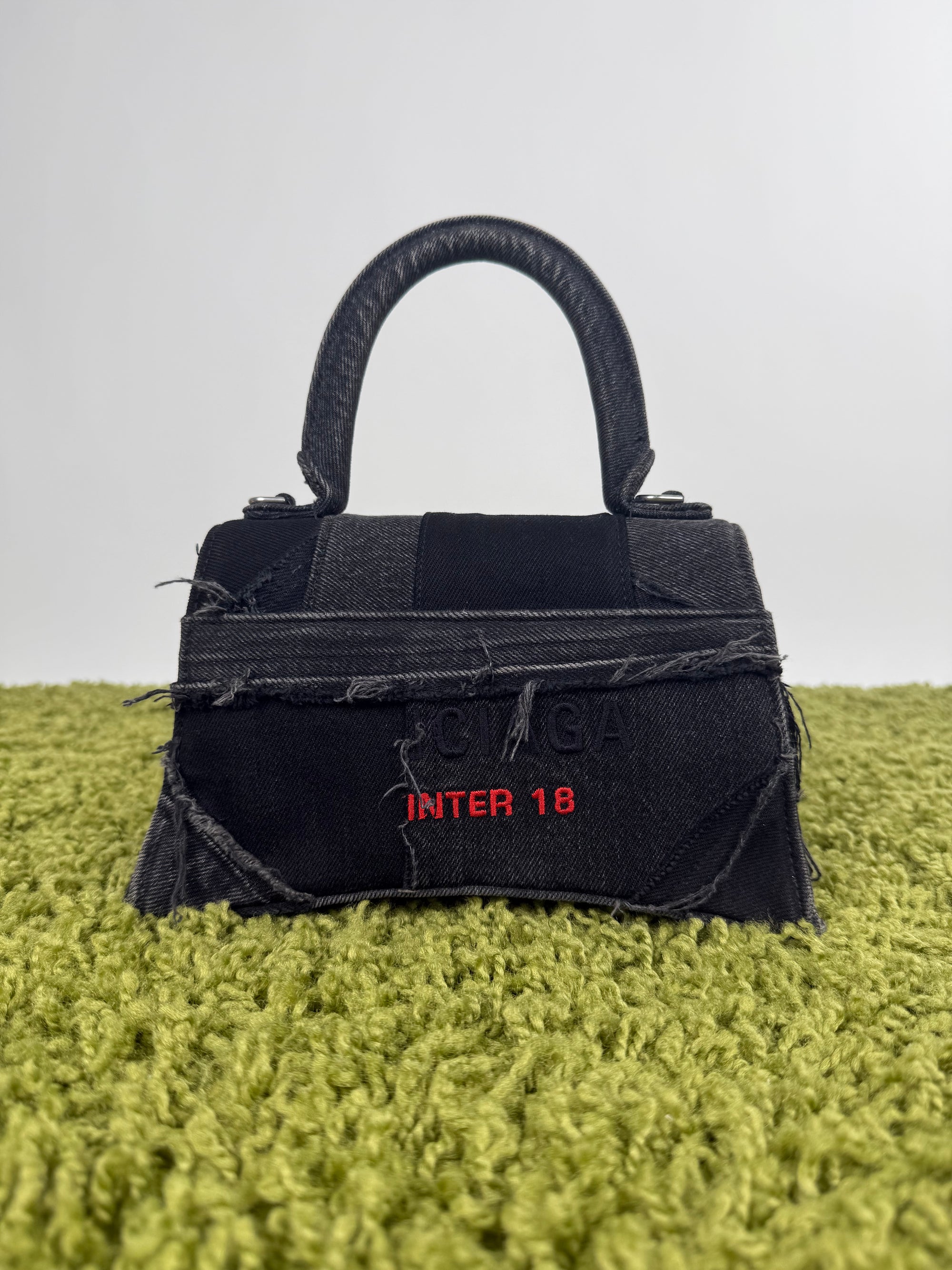 Borsa Balenciaga Hourglass Small in denim patchwork nero con logo B metallico argento