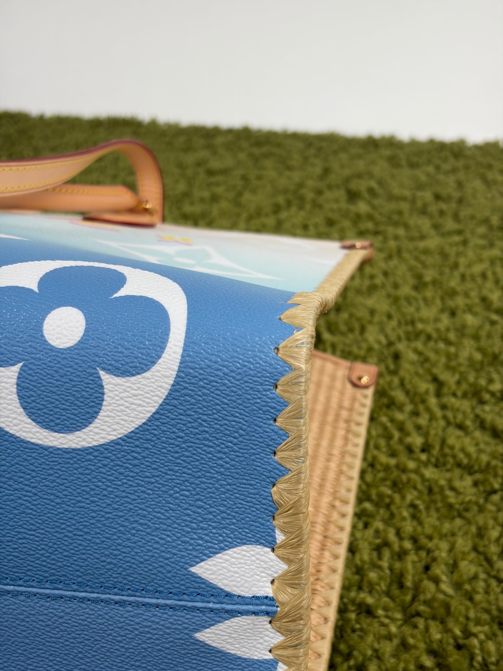 Borsa Louis Vuitton OnTheGo azzurra bianca e gialla
