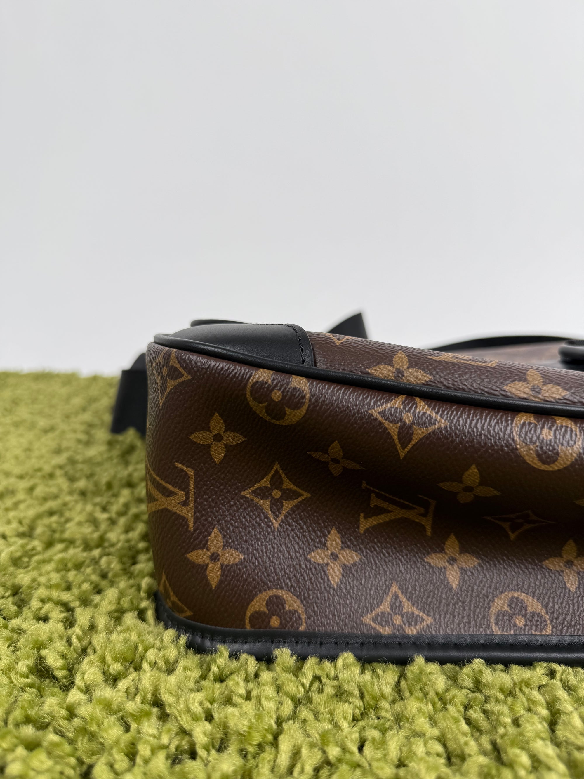 Borsa Messenger Louis Vuitton Macassar Archy Gm con finiture in pelle nera