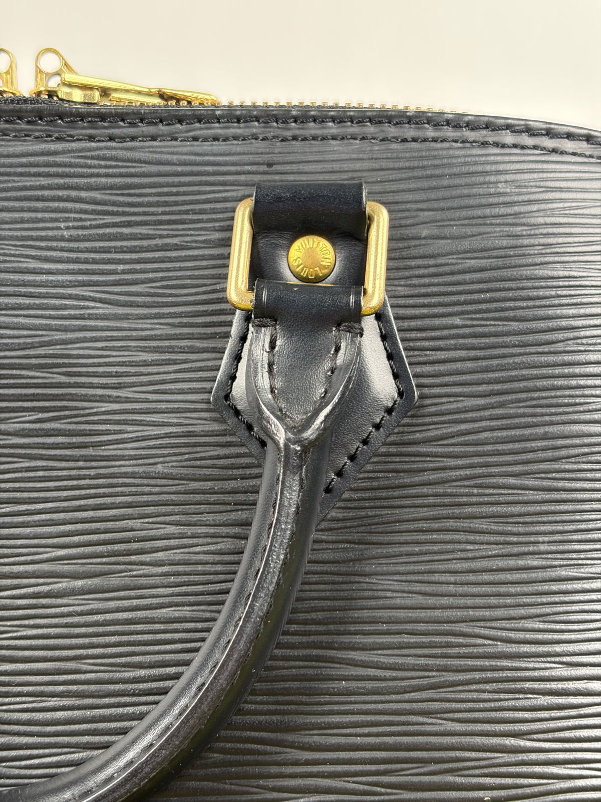 Borsa Alma PM in pelle epi Louis Vuitton Nero