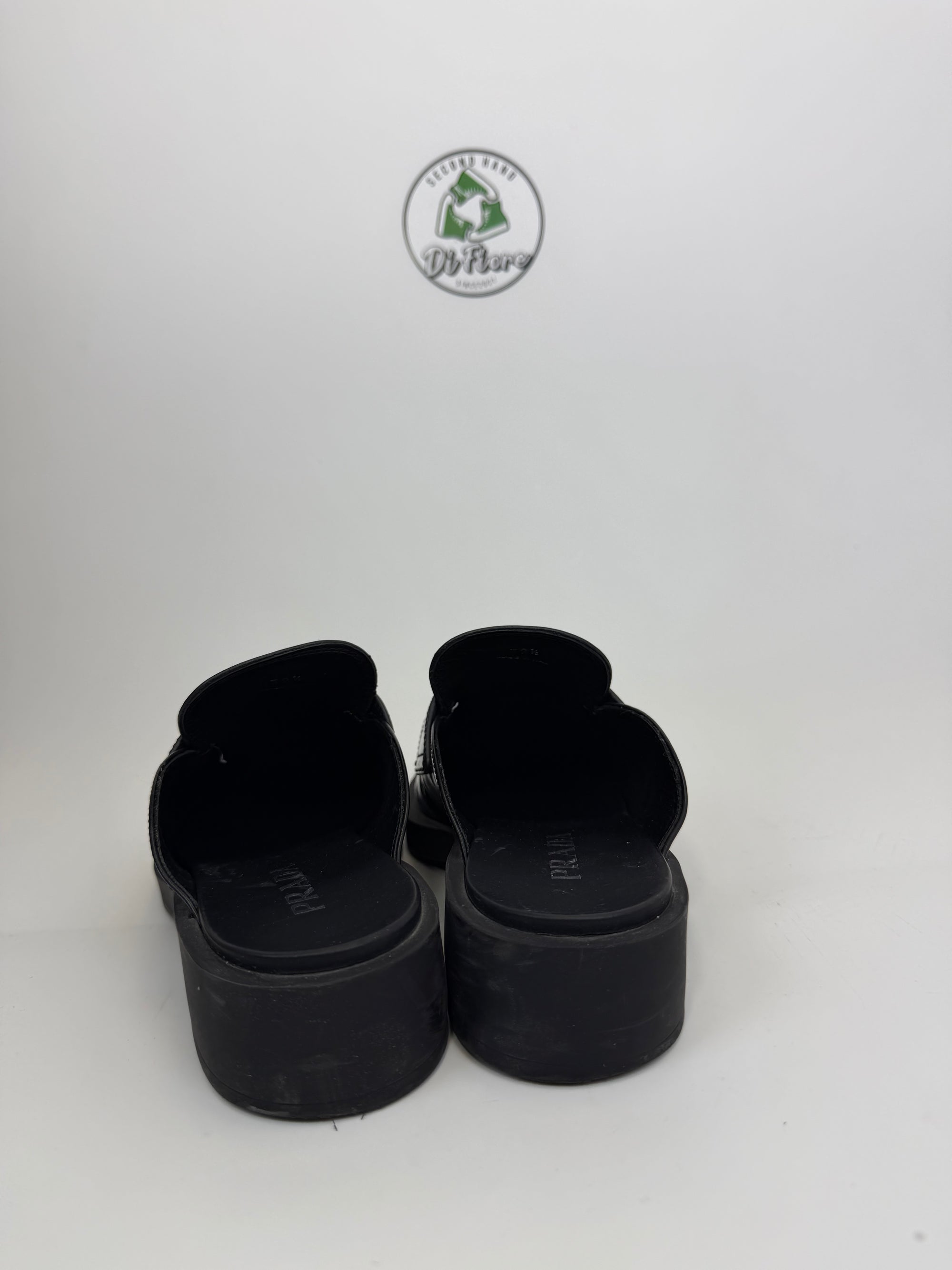 Mocassini Prada in pelle con placca