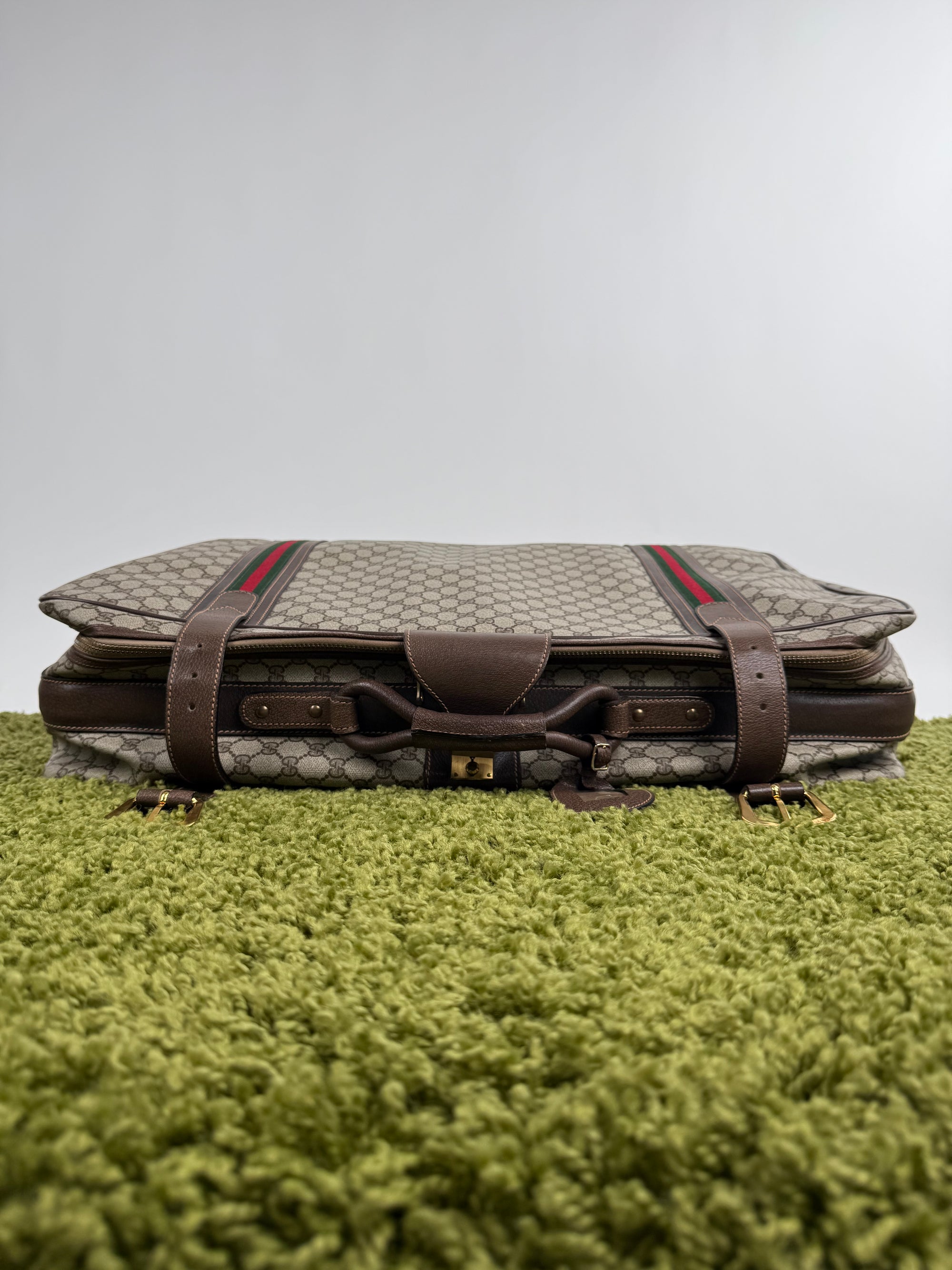 Valigia vintage Gucci realizzata in tela GG monogramma con dettagli in pelle marrone e strisce Web