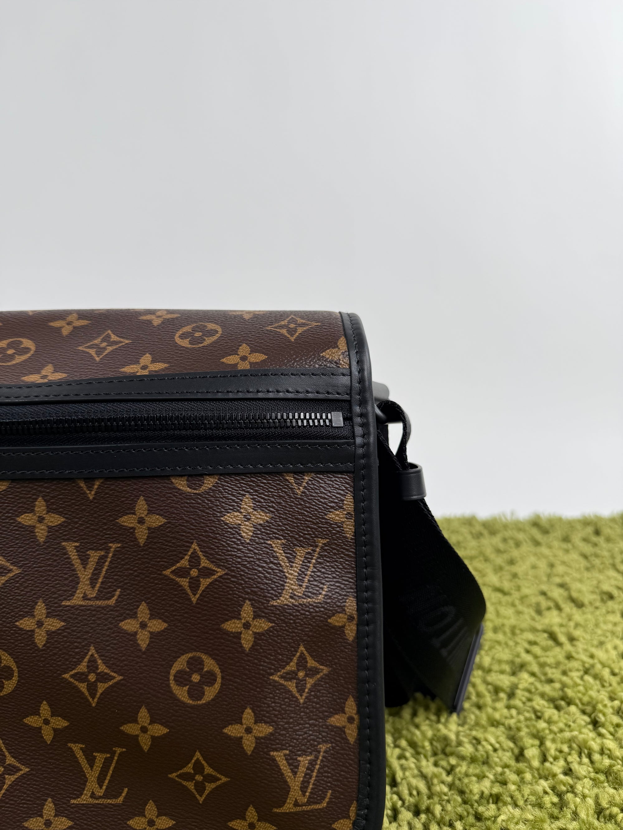 Borsa Messenger Louis Vuitton Macassar Archy Gm con finiture in pelle nera