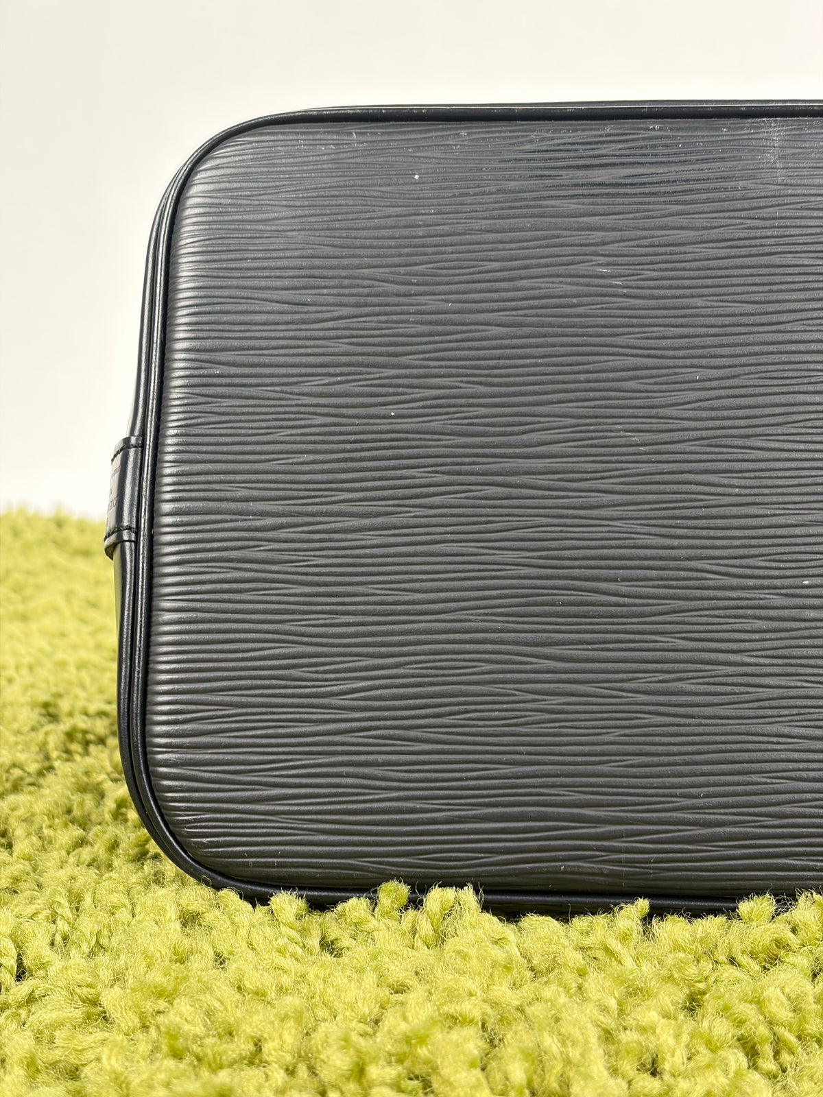 Borsa Alma PM in pelle epi Louis Vuitton Nero