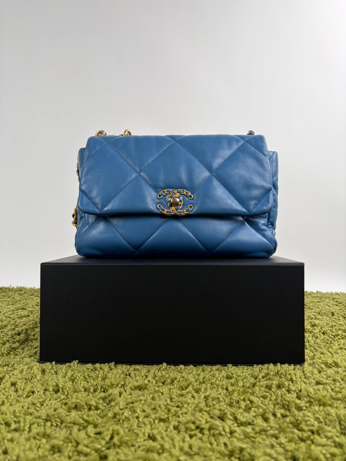 Borsa Chanel 19 Trapuntata in Pelle Azzurra - Second Hand Di Fiore