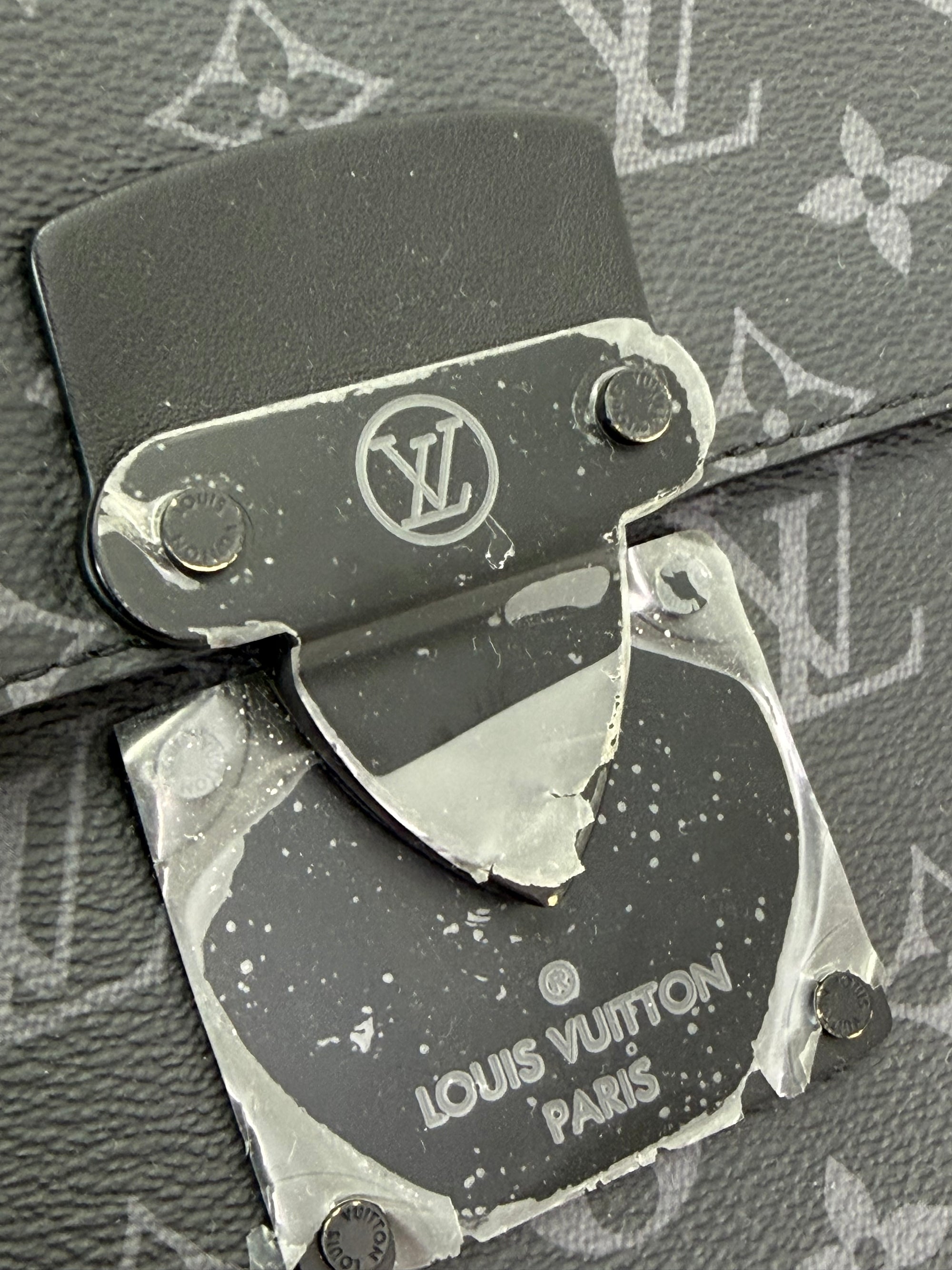 Louis Vuitton pochette lock nera