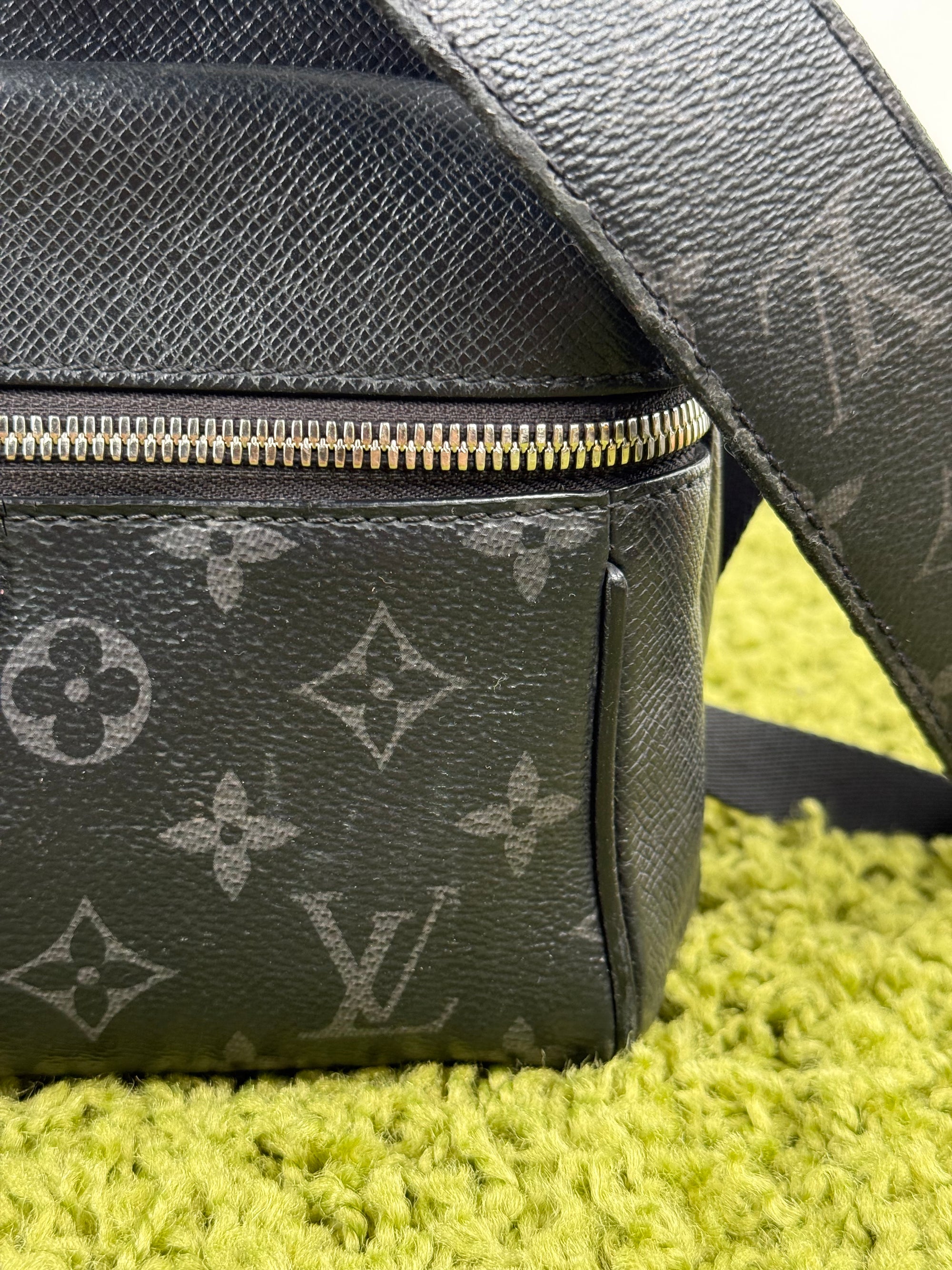 Borsa Outdoor Messenger Monogram Eclipse Taiga Louis Vuitton Nera