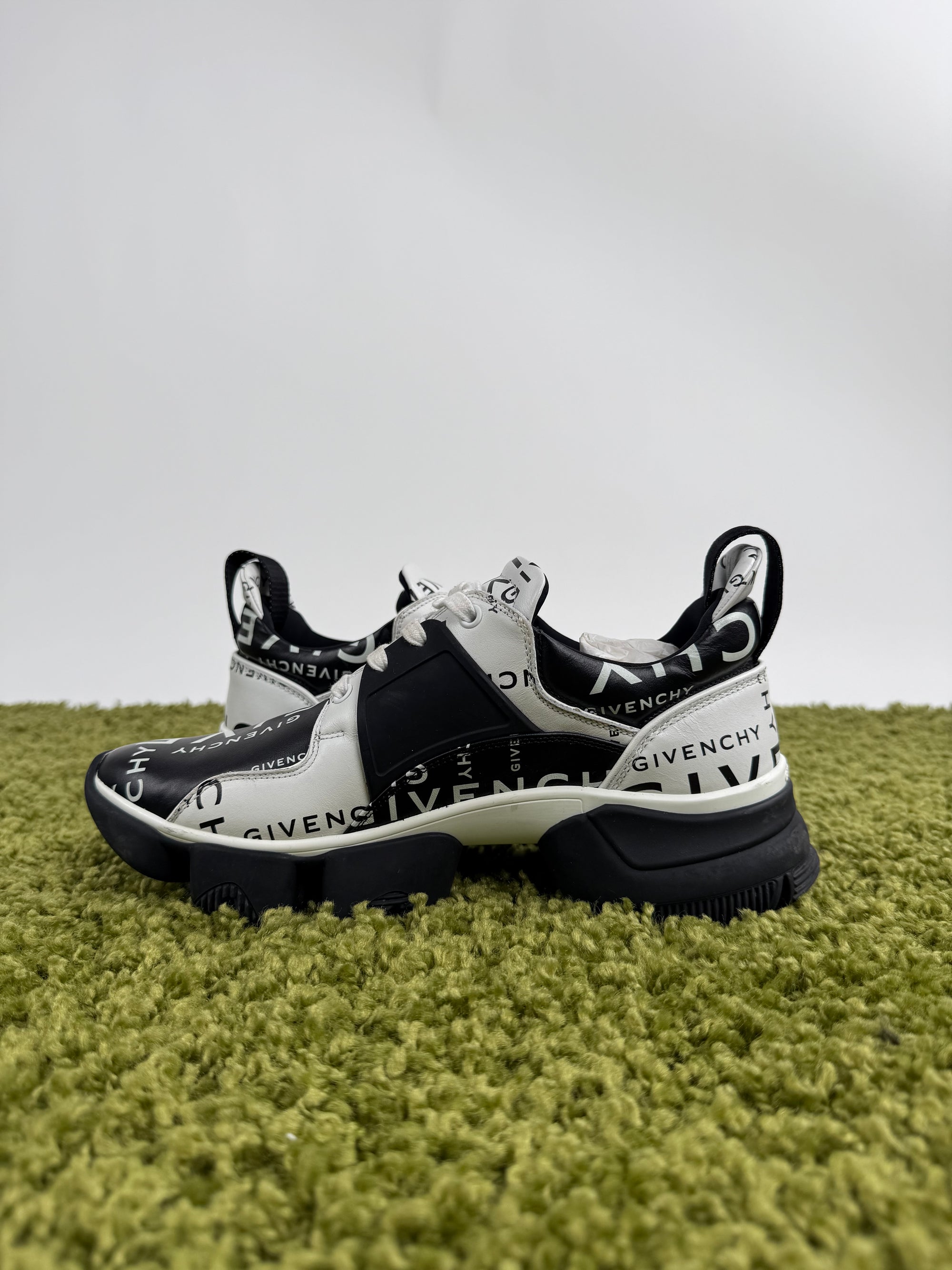 Givenchy Jaw in pelle nera e bianca 42