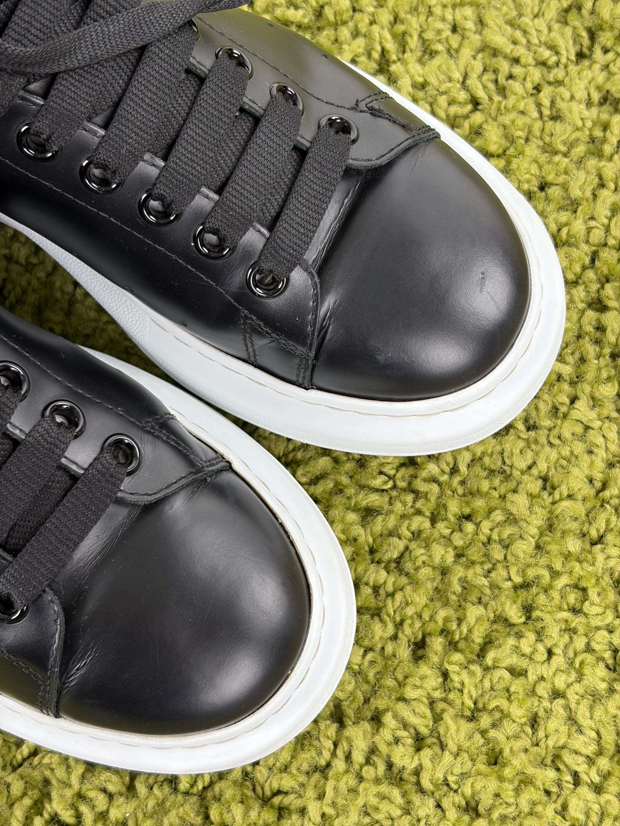 Mcqueen Size 42 nere e bianche