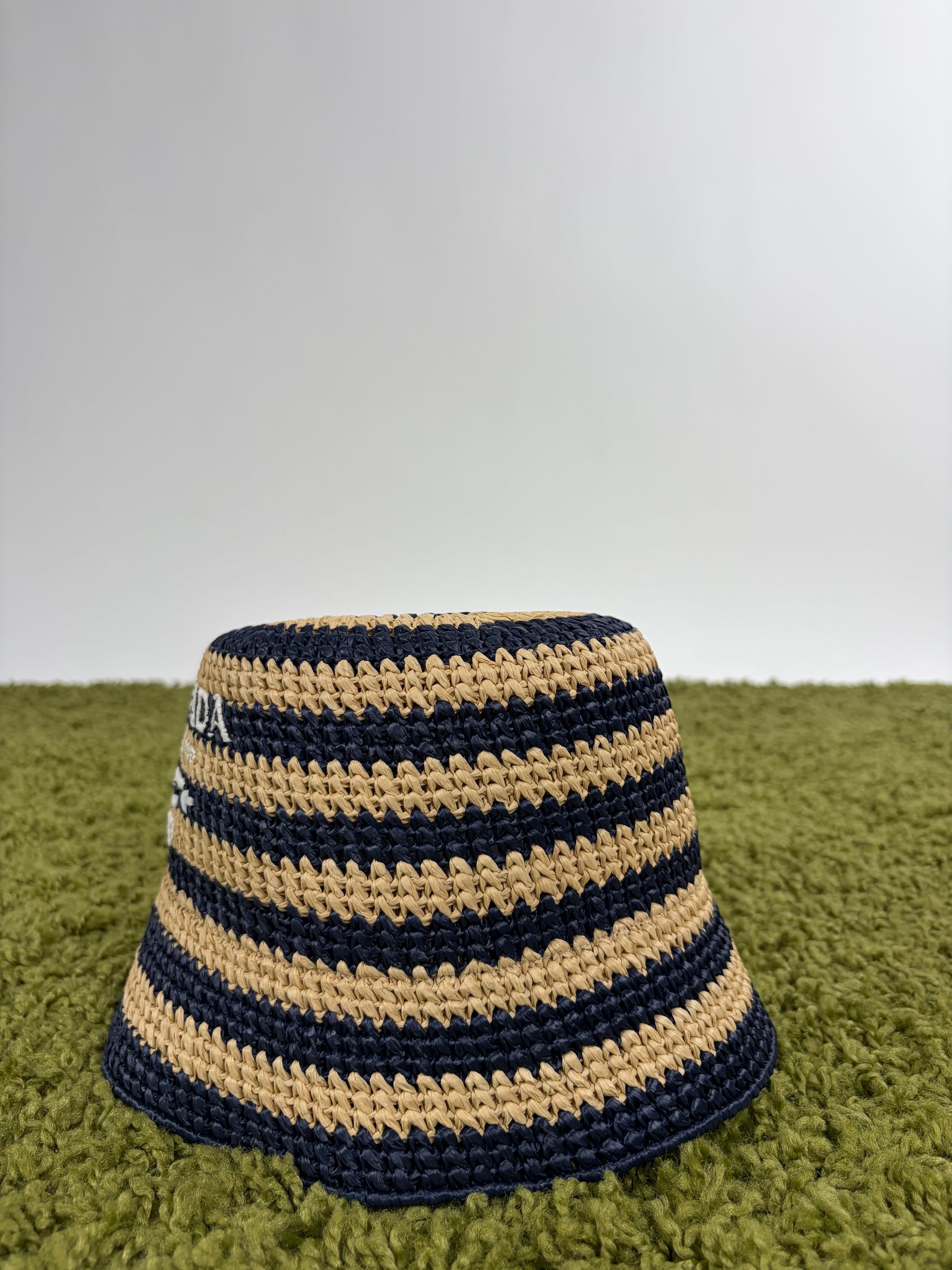 Cappello Prada beige e blu