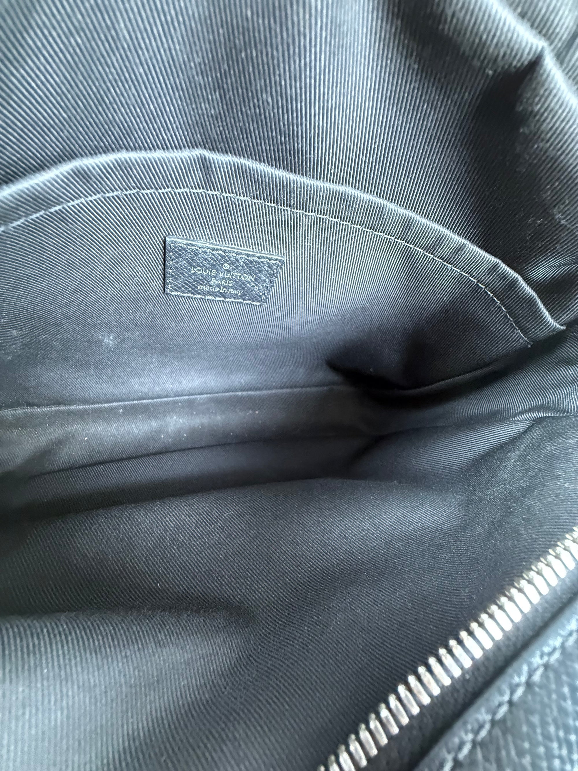 Borsa Outdoor Messenger Monogram Eclipse Taiga Louis Vuitton Nera