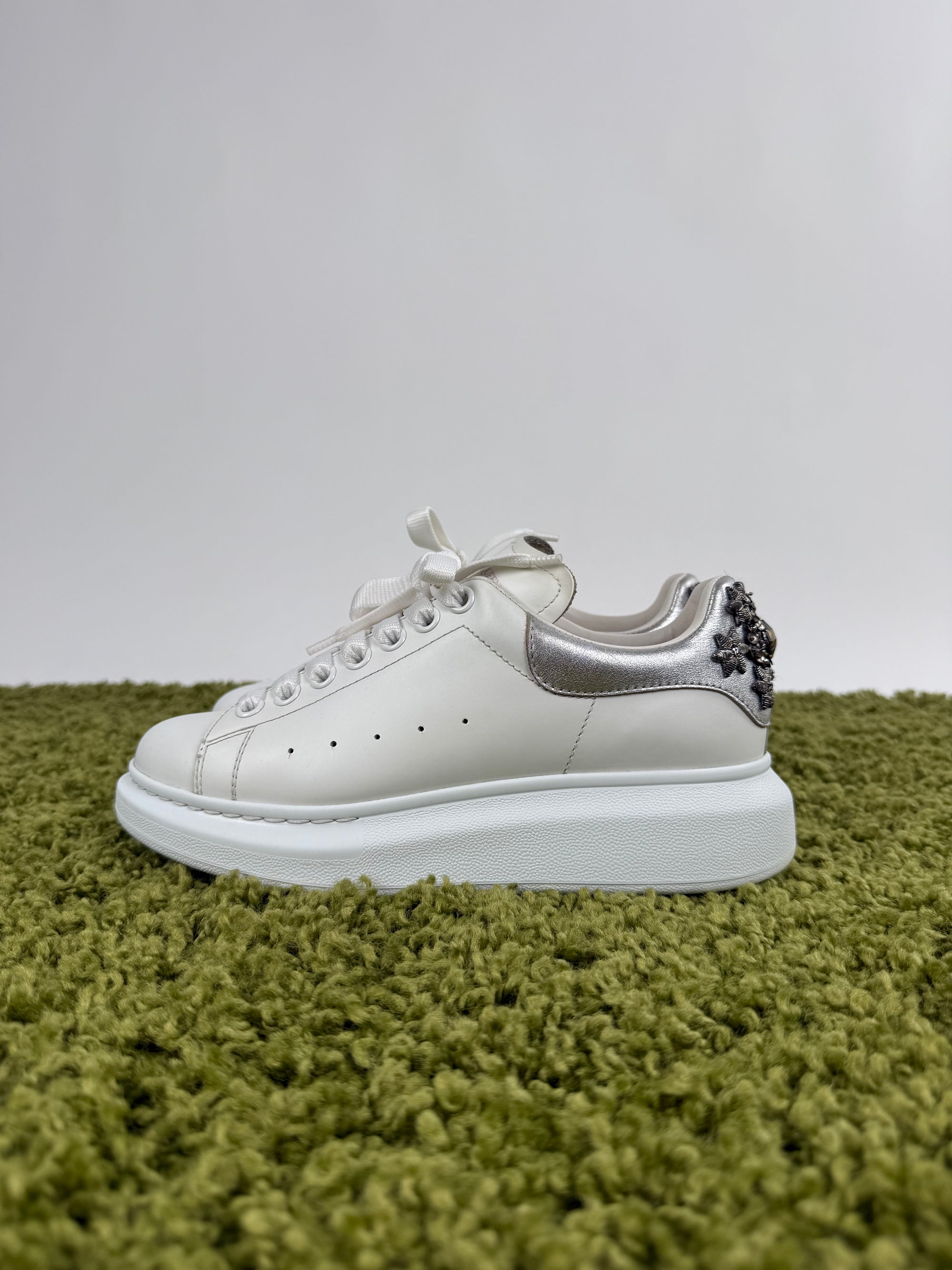 Alexander Mcqueen Sneaker bianca con dettaglio in argento 38.5