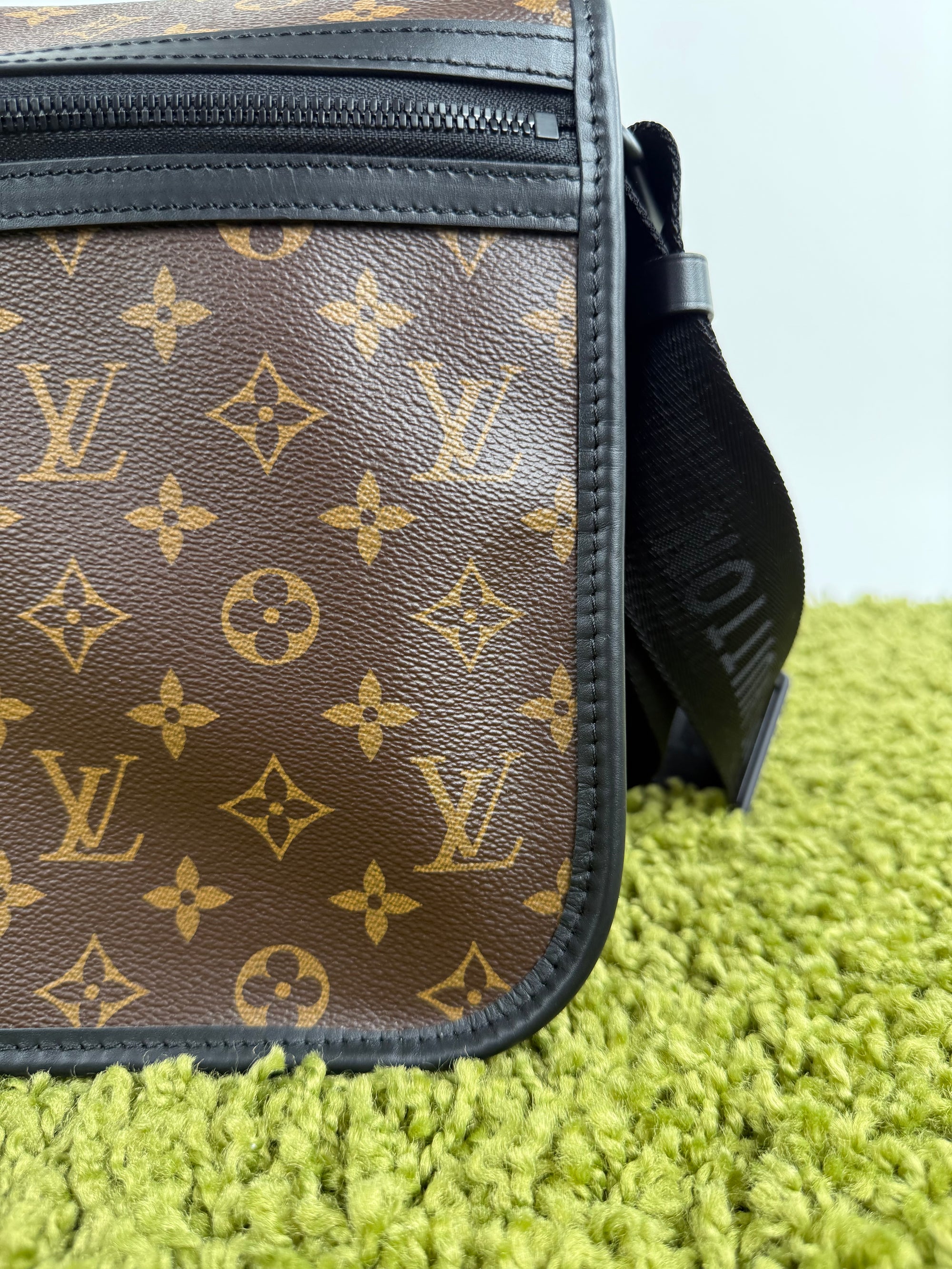 Borsa Messenger Louis Vuitton Macassar Archy Gm con finiture in pelle nera