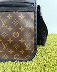 Borsa Messenger Louis Vuitton Macassar Archy Gm con finiture in pelle nera