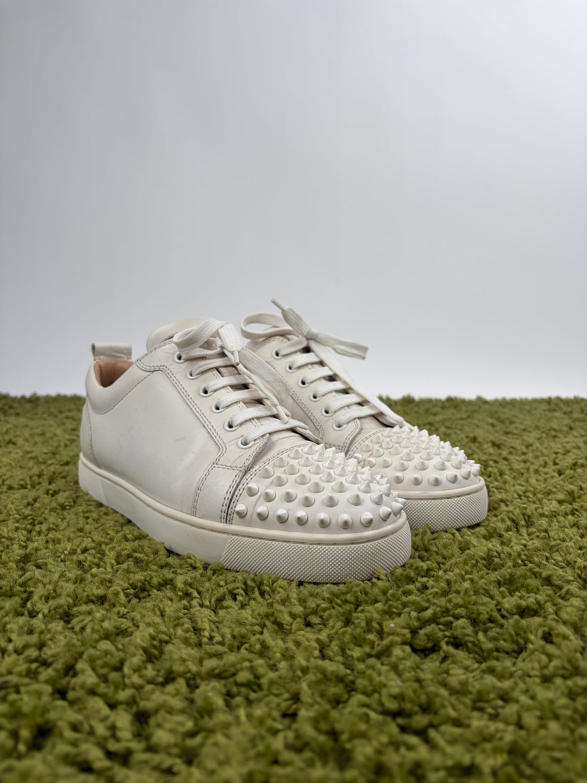 Christian Louboutin Spikes Low Bianca 41 - Second Hand Di Fiore