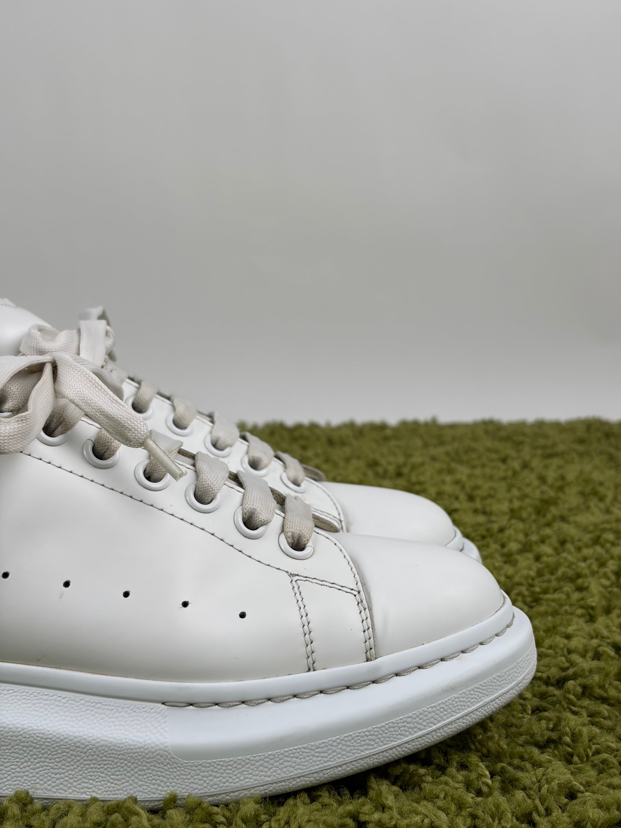Mcqueen Size 42 bianche e nere