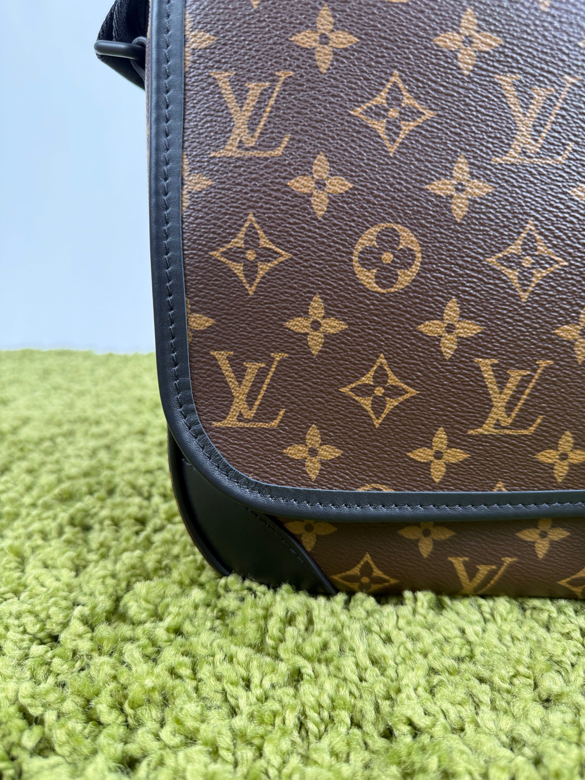 Borsa Messenger Louis Vuitton Macassar Archy Gm con finiture in pelle nera