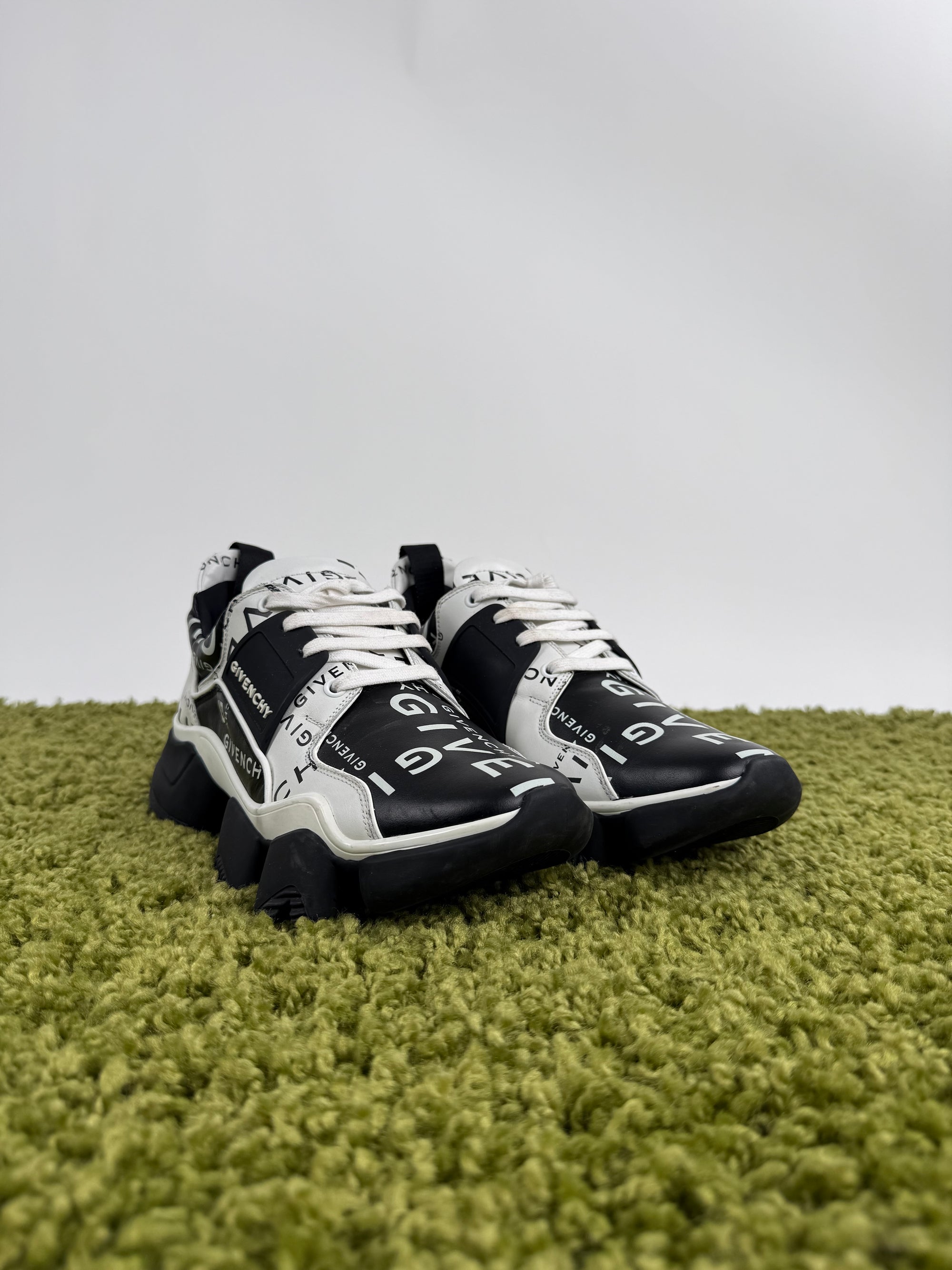 Givenchy Jaw in pelle nera e bianca 42