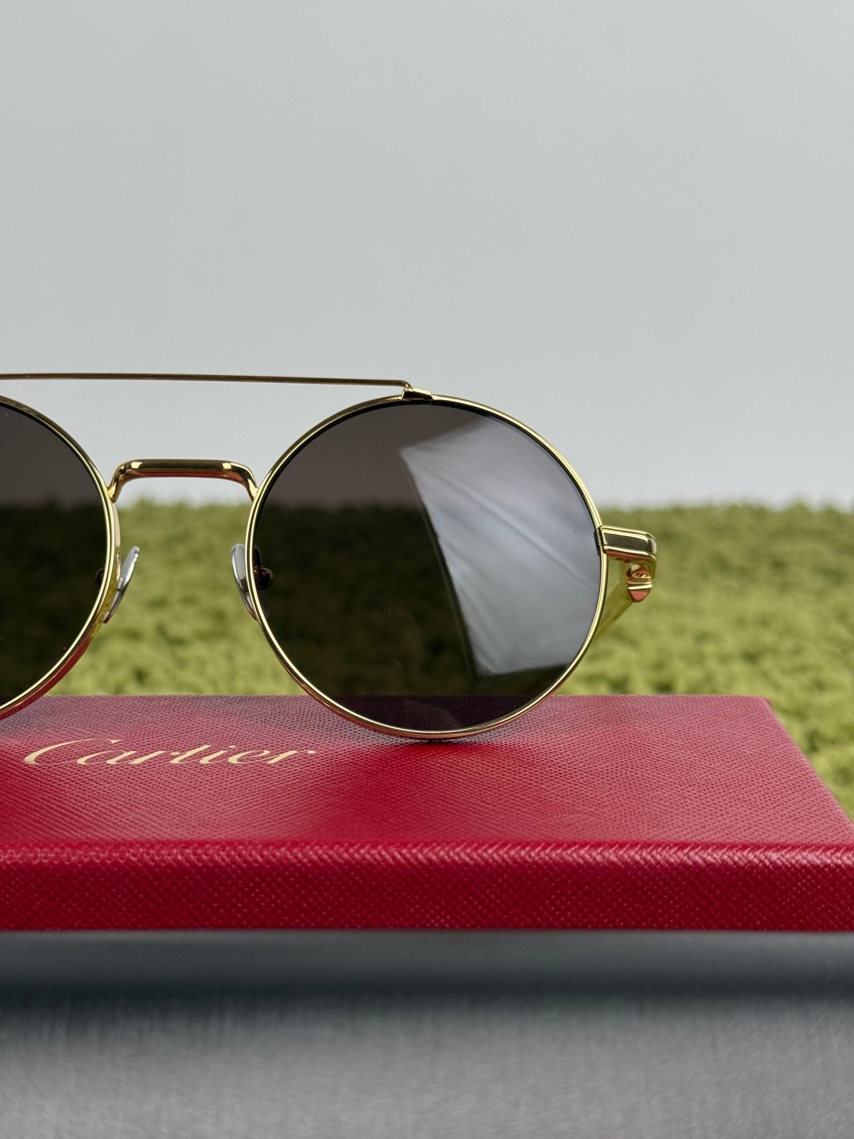 Occhiali da sole Cartier Tondi con montatura in metallo dorato e lenti scure - Second Hand Di Fiore