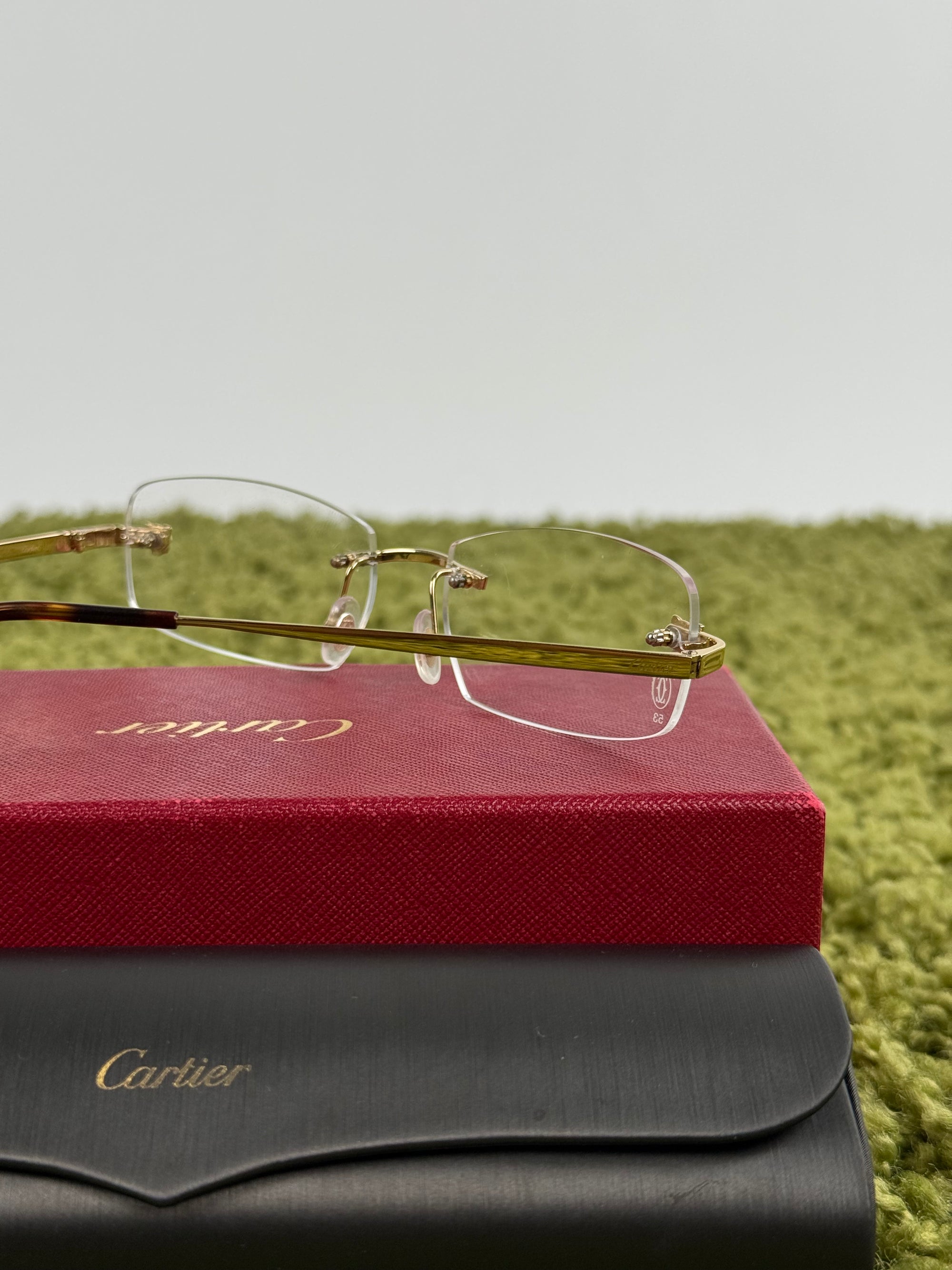 Occhiali Cartier con montatura dorata