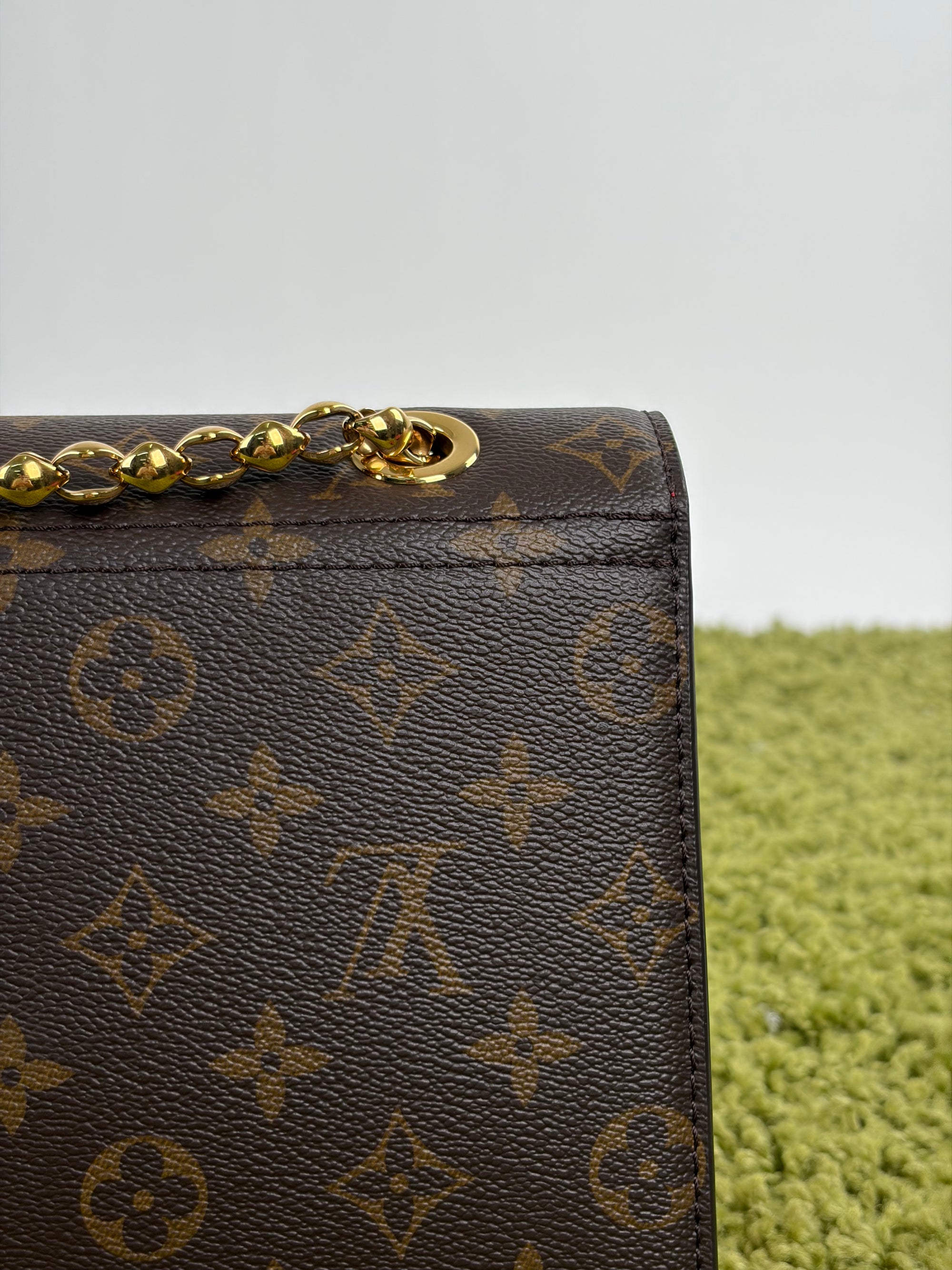 Borsa Louis Vuitton Victoire marrone rossa e oro