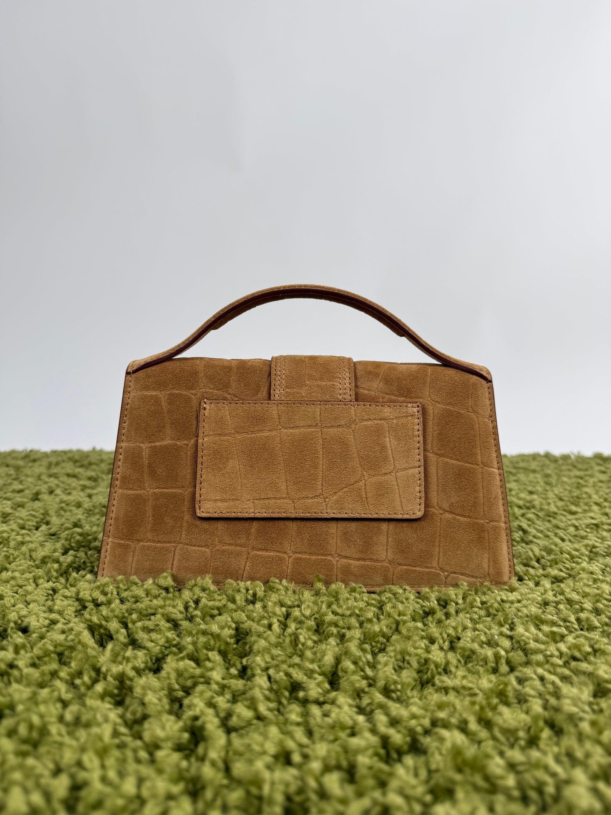 Jacquemus La Grande Bambino camoscio marrone con effetto Coccodrillo