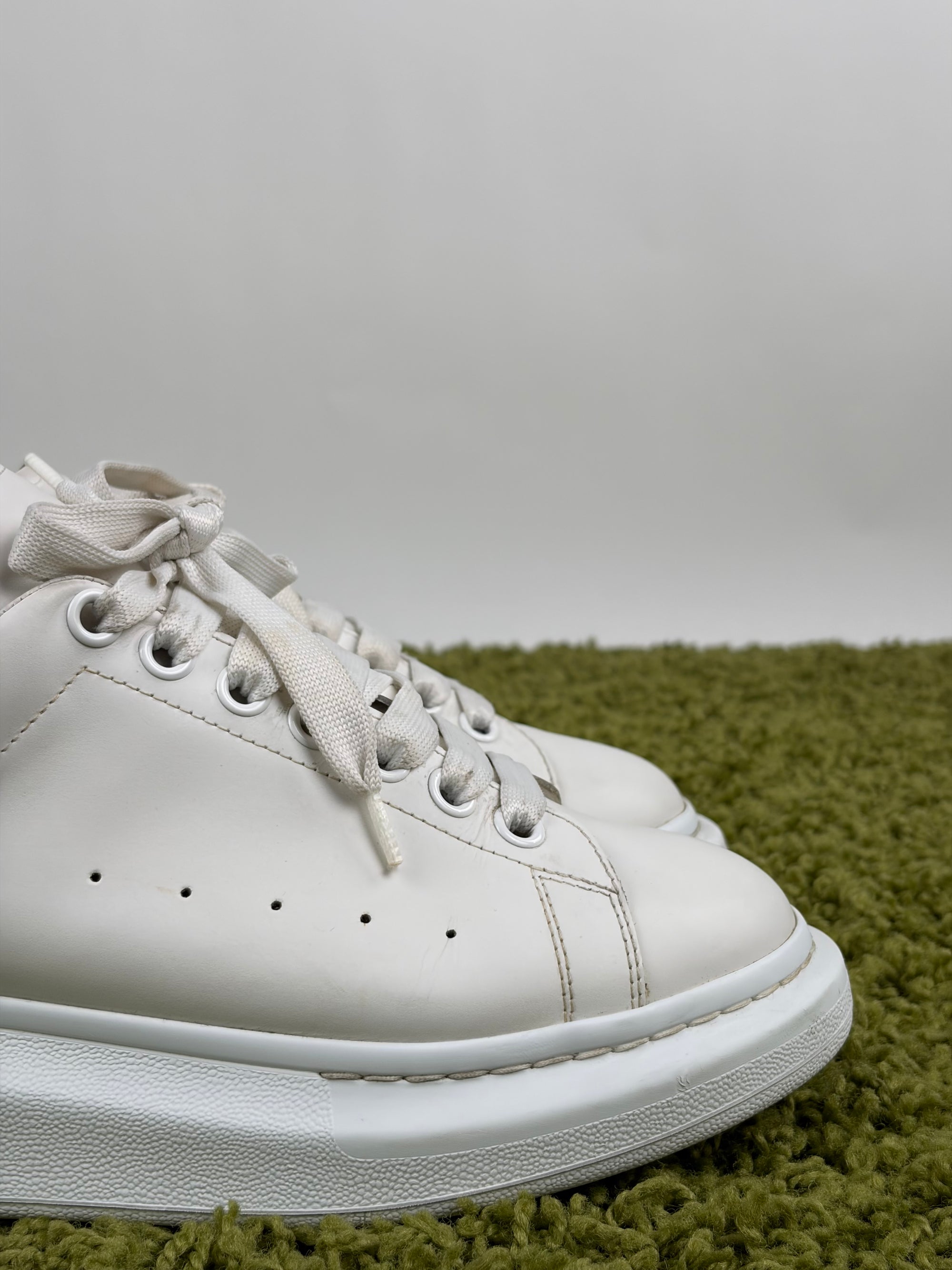Mcqueen Size 41.5 bianche e nere