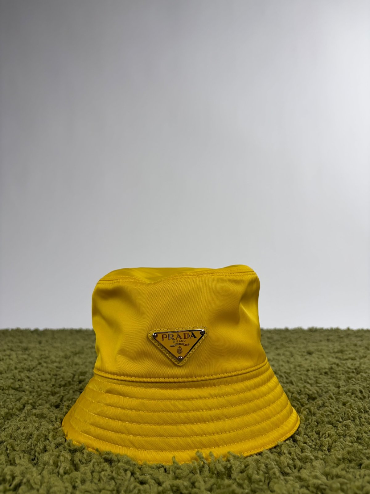 Cappello Prada in Re-nylon giallo - Second Hand Di Fiore