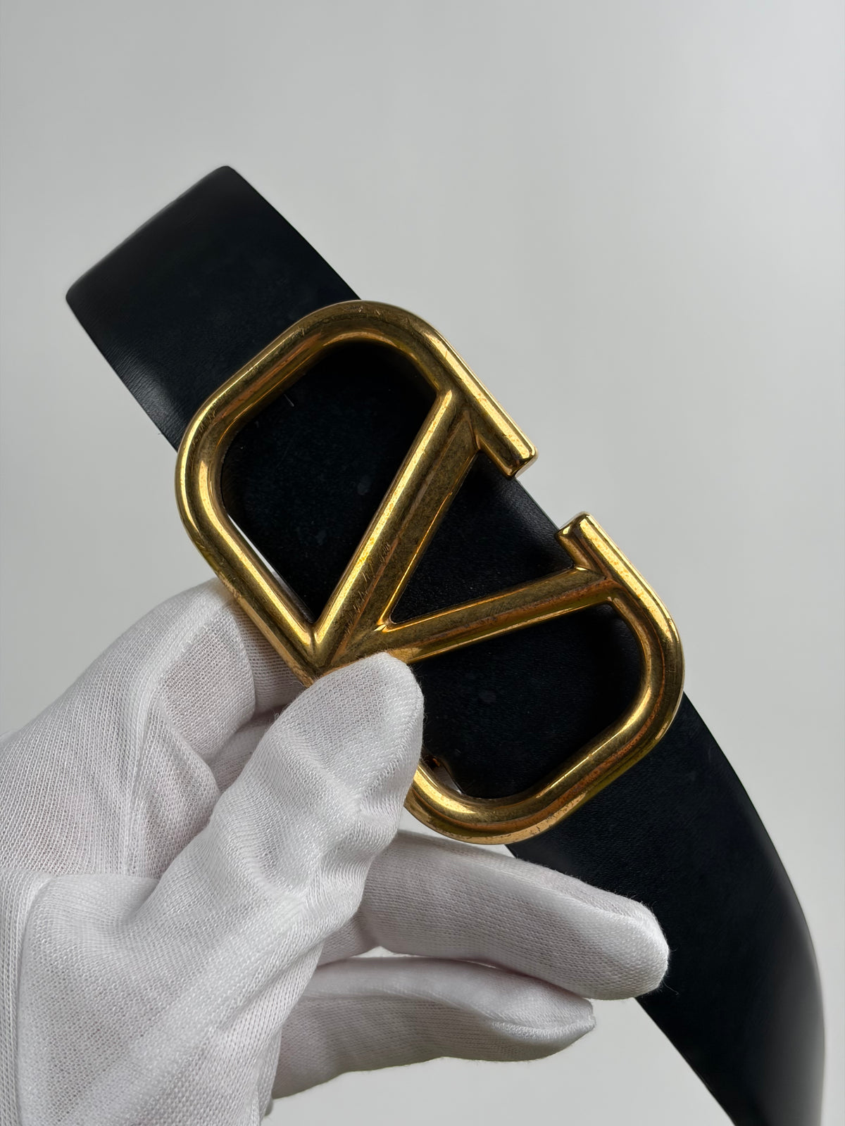 Cintura Valentino Garavani VLogo Nera Reversibile con Fibia Oro