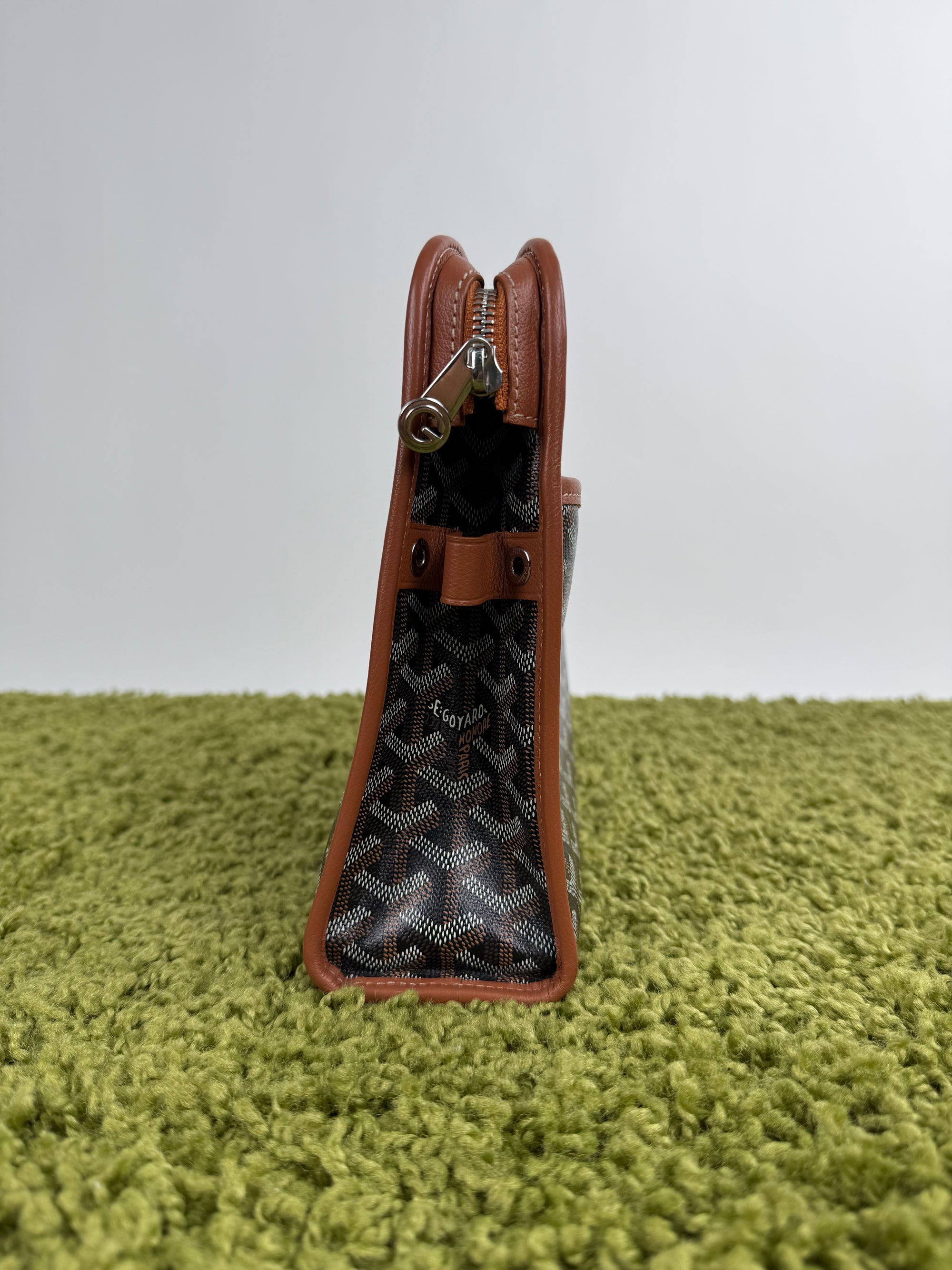 Pochette Goyard Jouvence in tela Goyardine nera con profili marroni