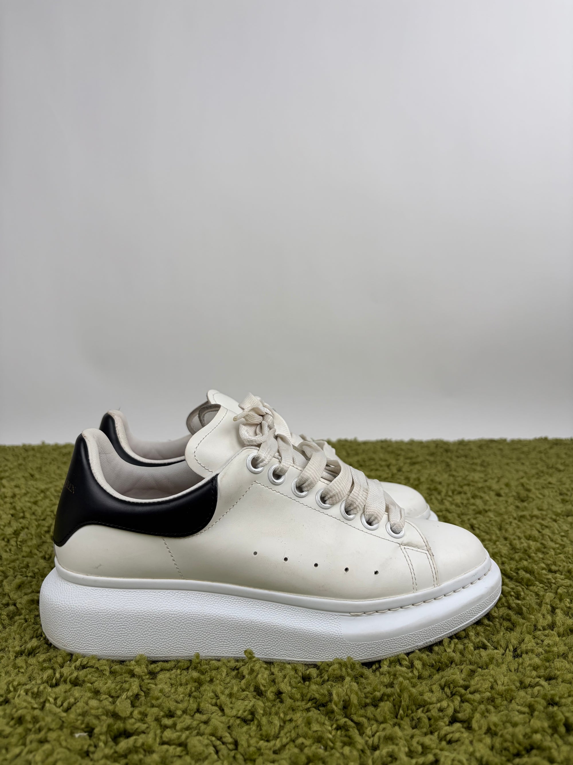 Mcqueen Size 39 bianche e nere