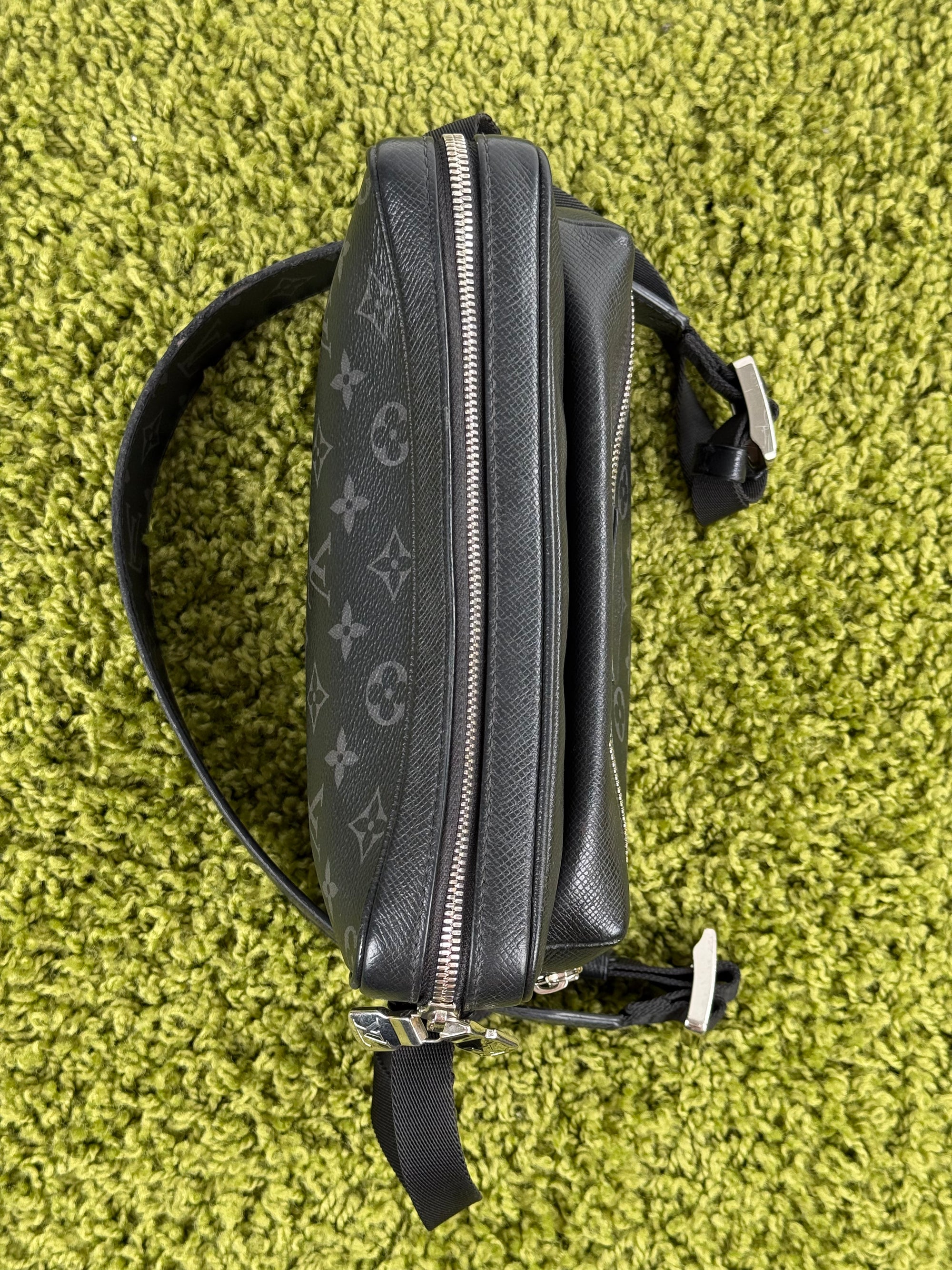 Borsa Outdoor Messenger Monogram Eclipse Taiga Louis Vuitton Nera
