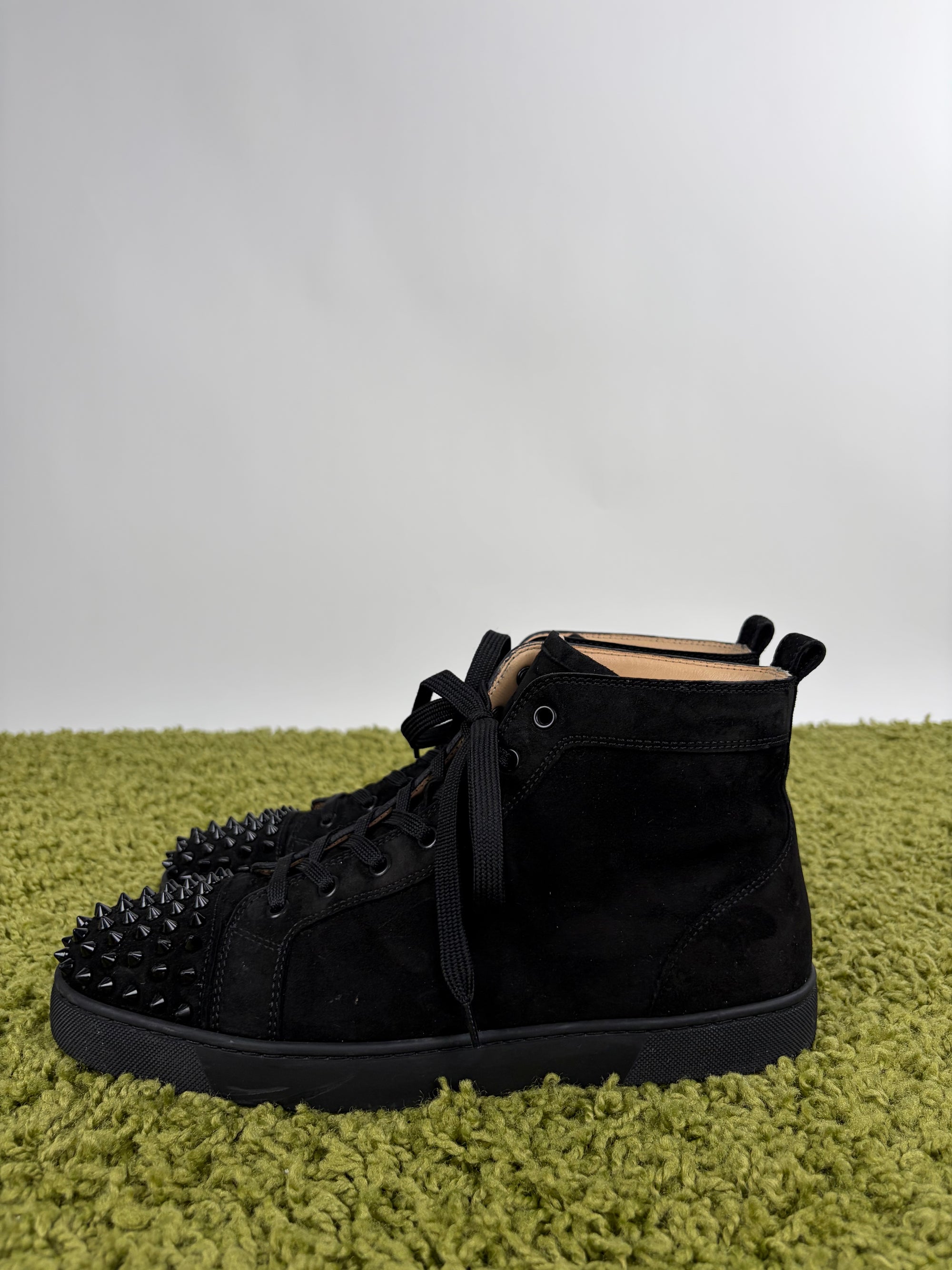 Louboutin Size 44 nere in camoscio