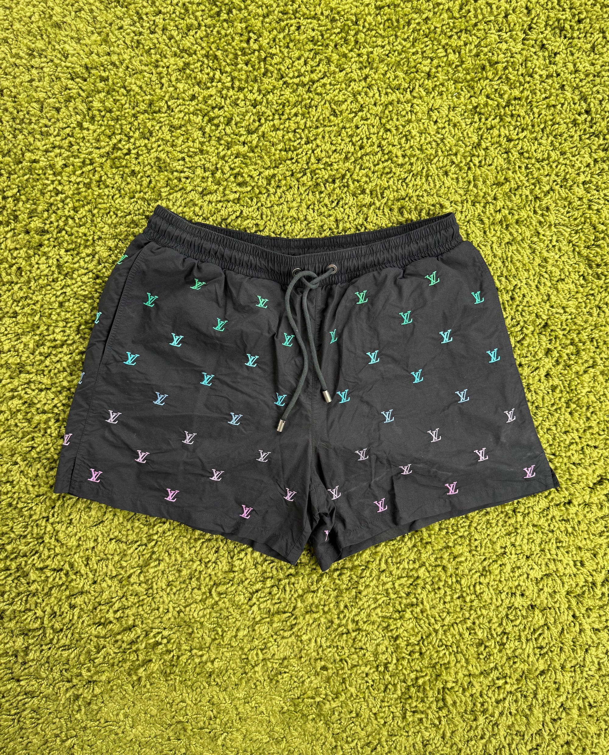 Costume Louis Vuitton Nero Con Dettaglio Arcobaleno