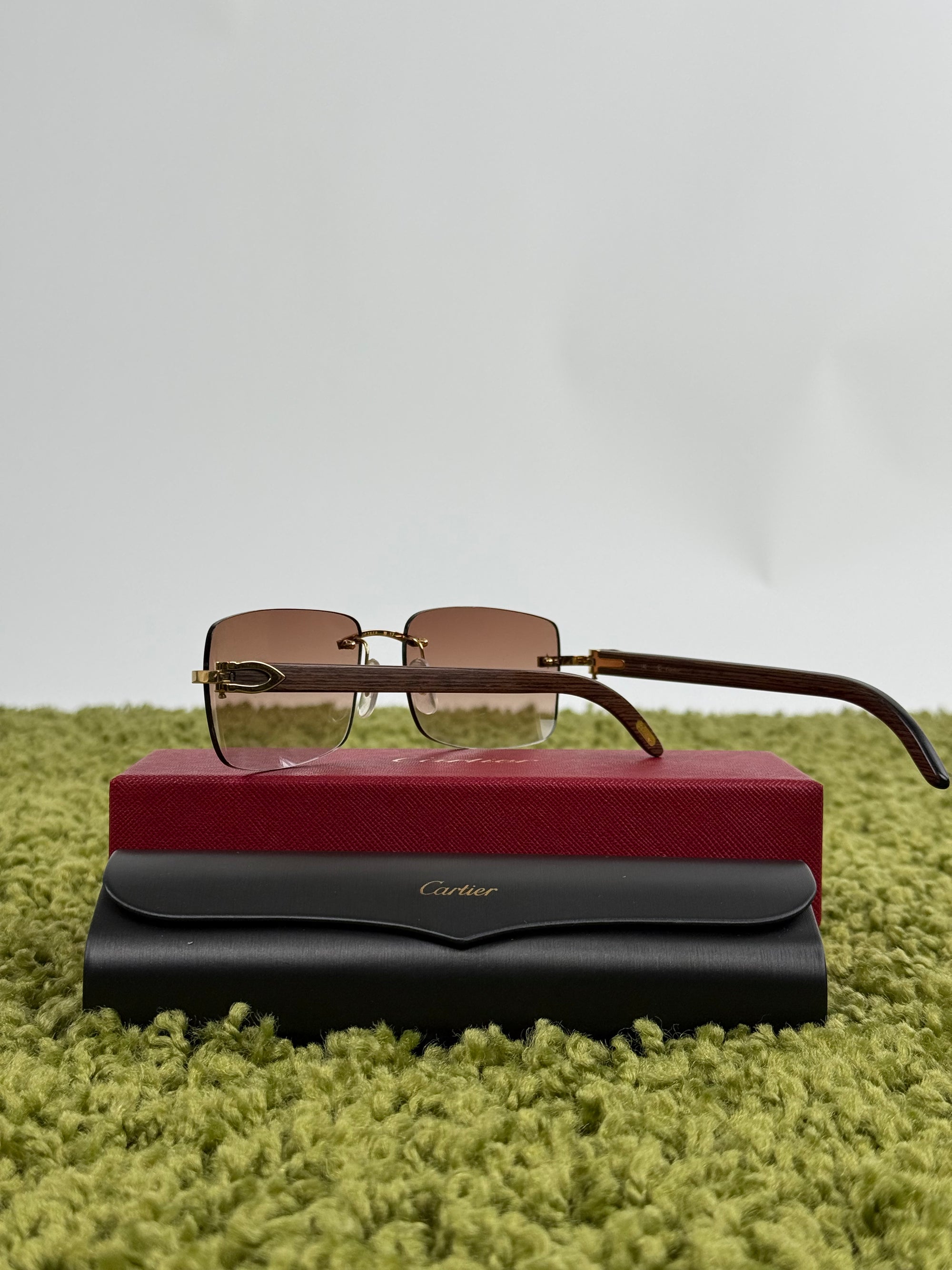 Occhiali da sole Cartier Signature C in metallo dorato con aste in legno