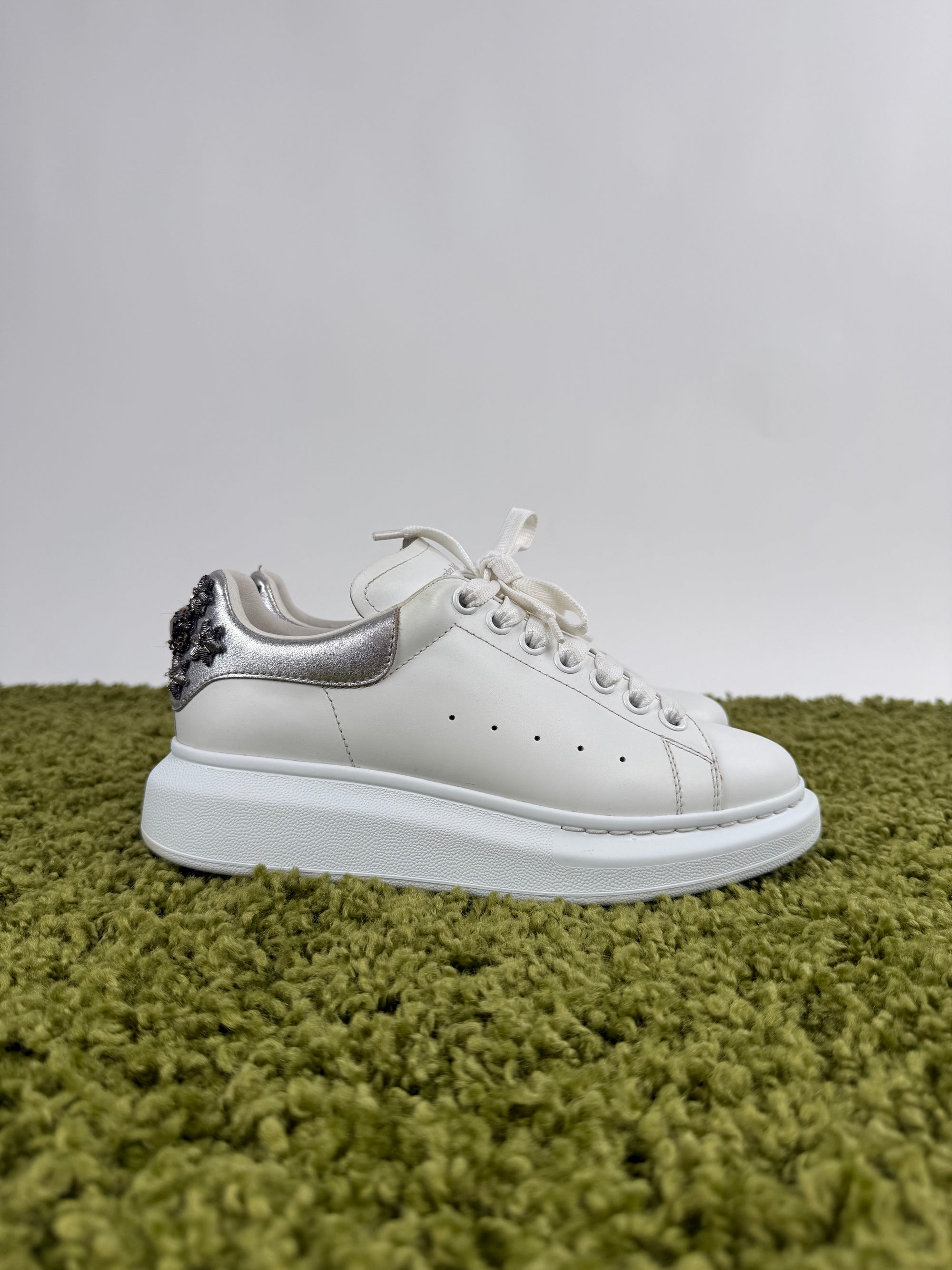 Alexander Mcqueen Sneaker bianca con dettaglio in argento 38.5