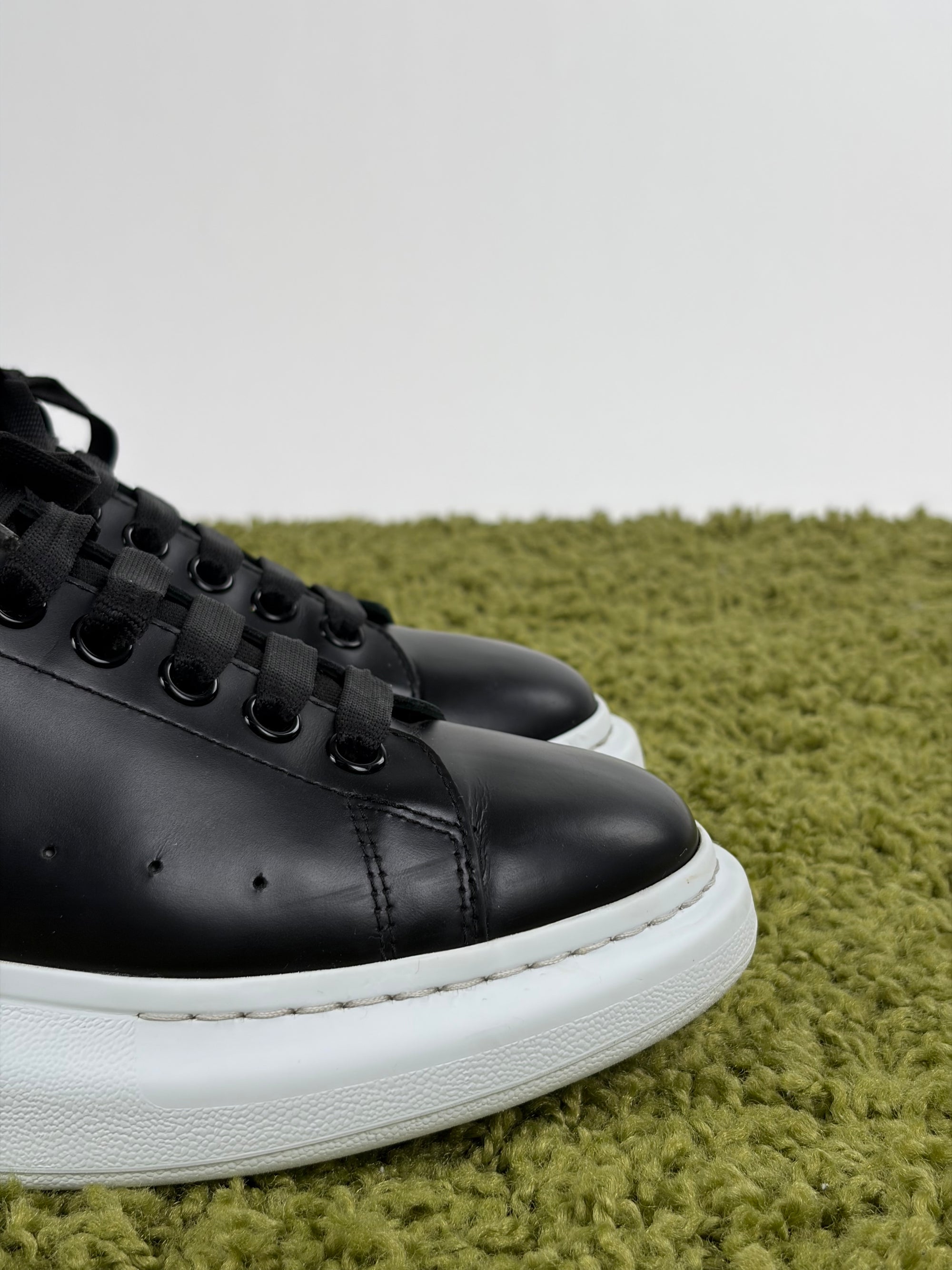 Mcqueen Size 42 nere e bianche