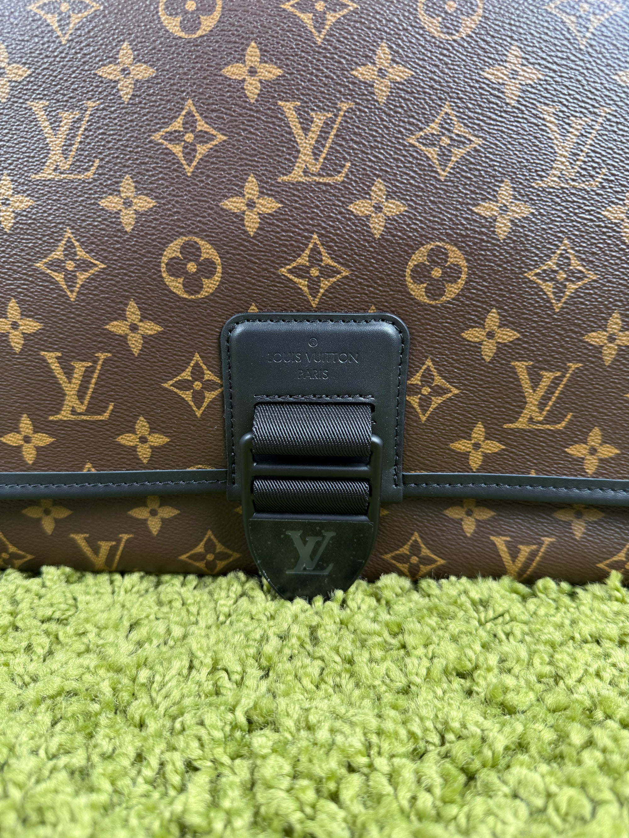 Borsa Messenger Louis Vuitton Macassar Archy Gm con finiture in pelle nera